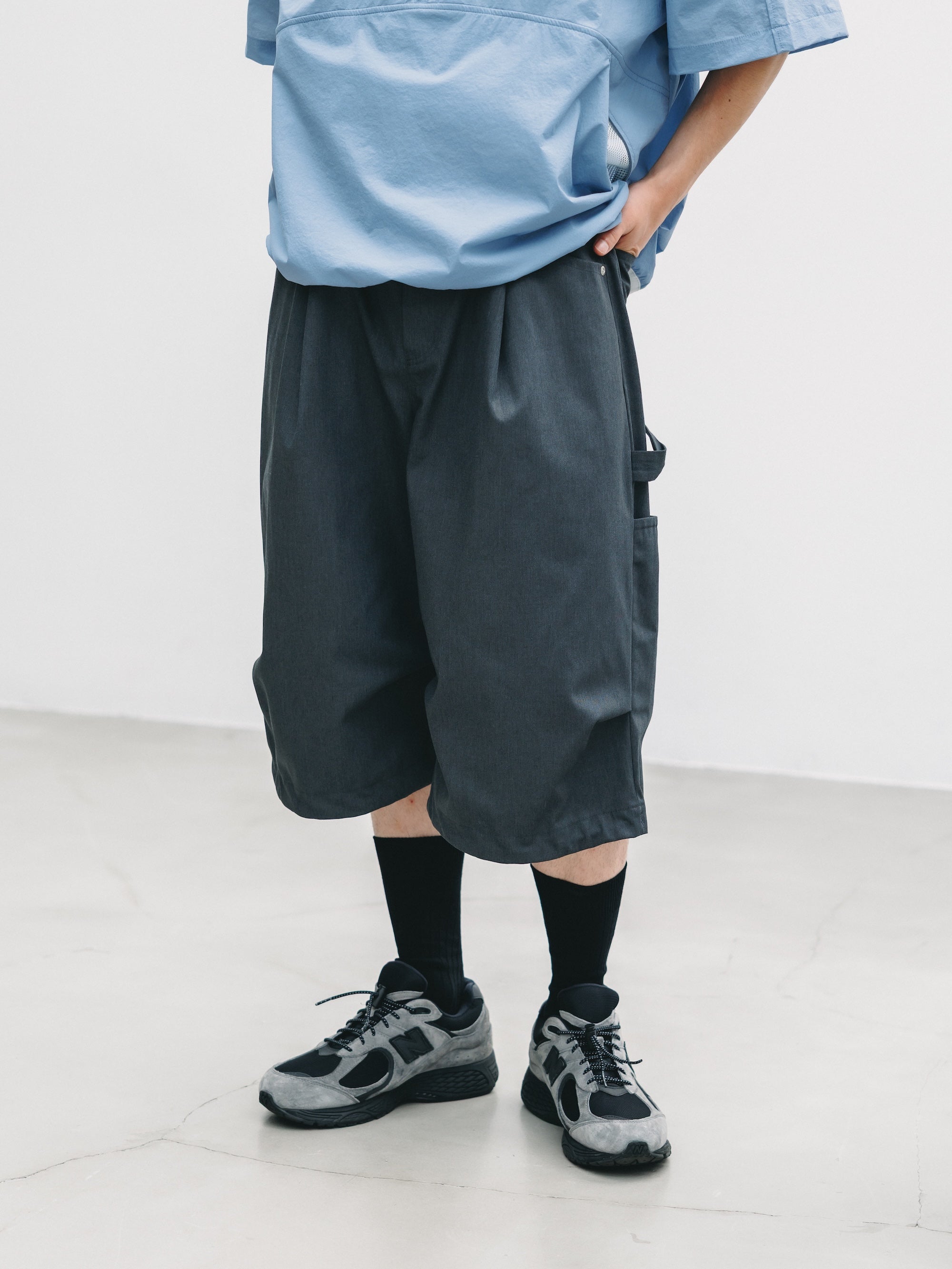T/C GABARDINE CITY MASSIVE UTILITY CROPPED PANTS (CHARCOAL)