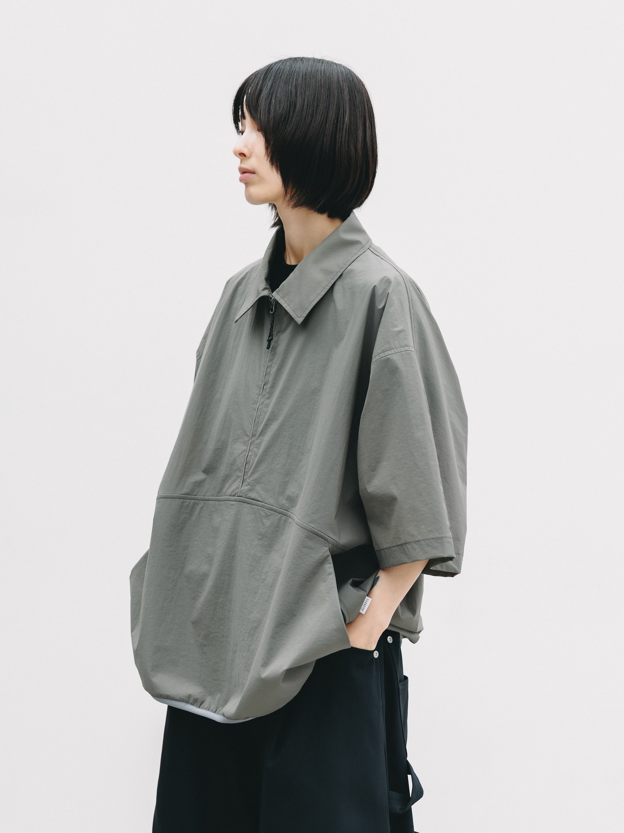 【6.20 SAT 20:00- IN STOCK】HALF ZIP TRAIL S/S SHIRT (CARBON GRAY)