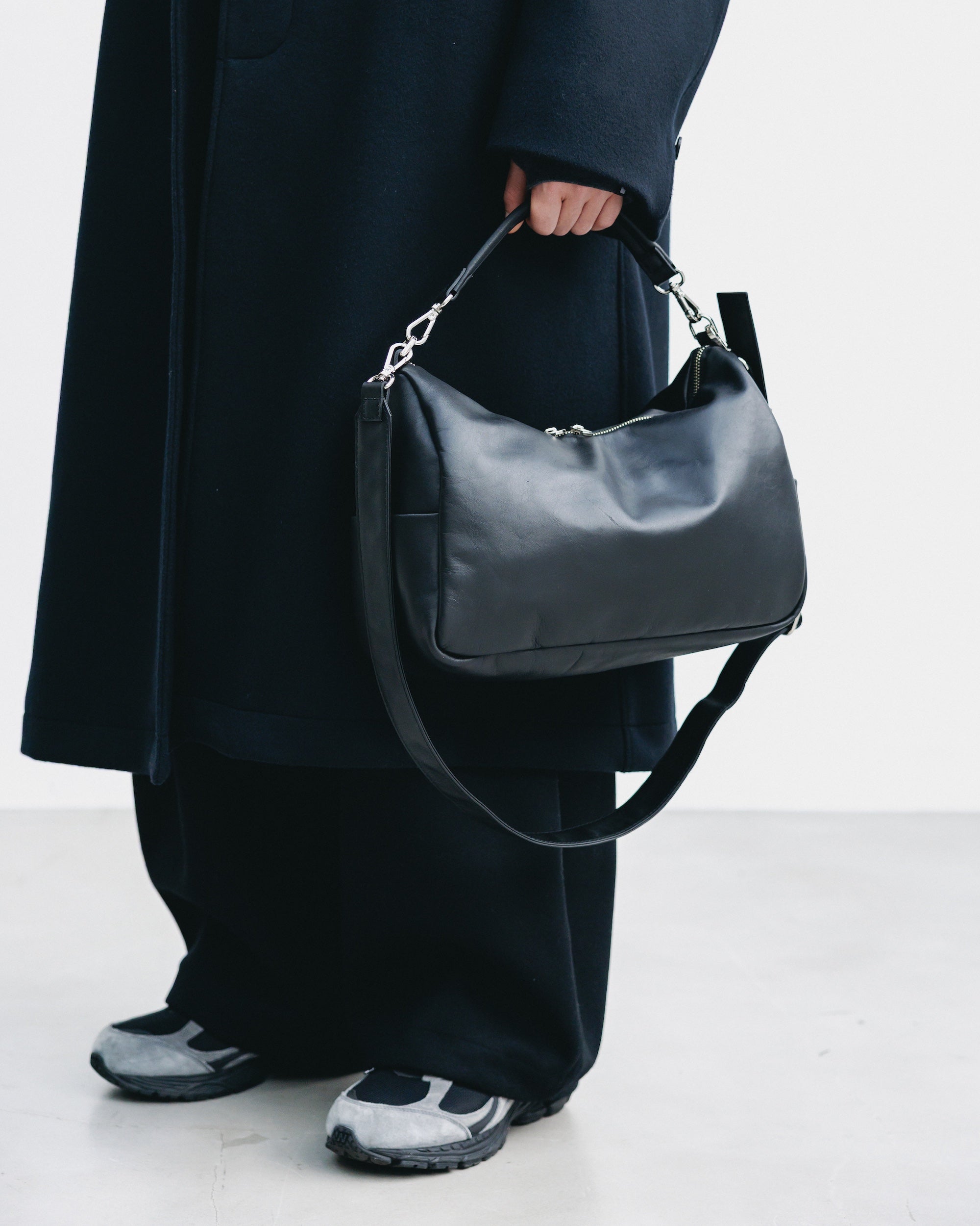 7.29 WED 20:00- IN STOCK】LEATHER DAYOFF BAG (BLACK)