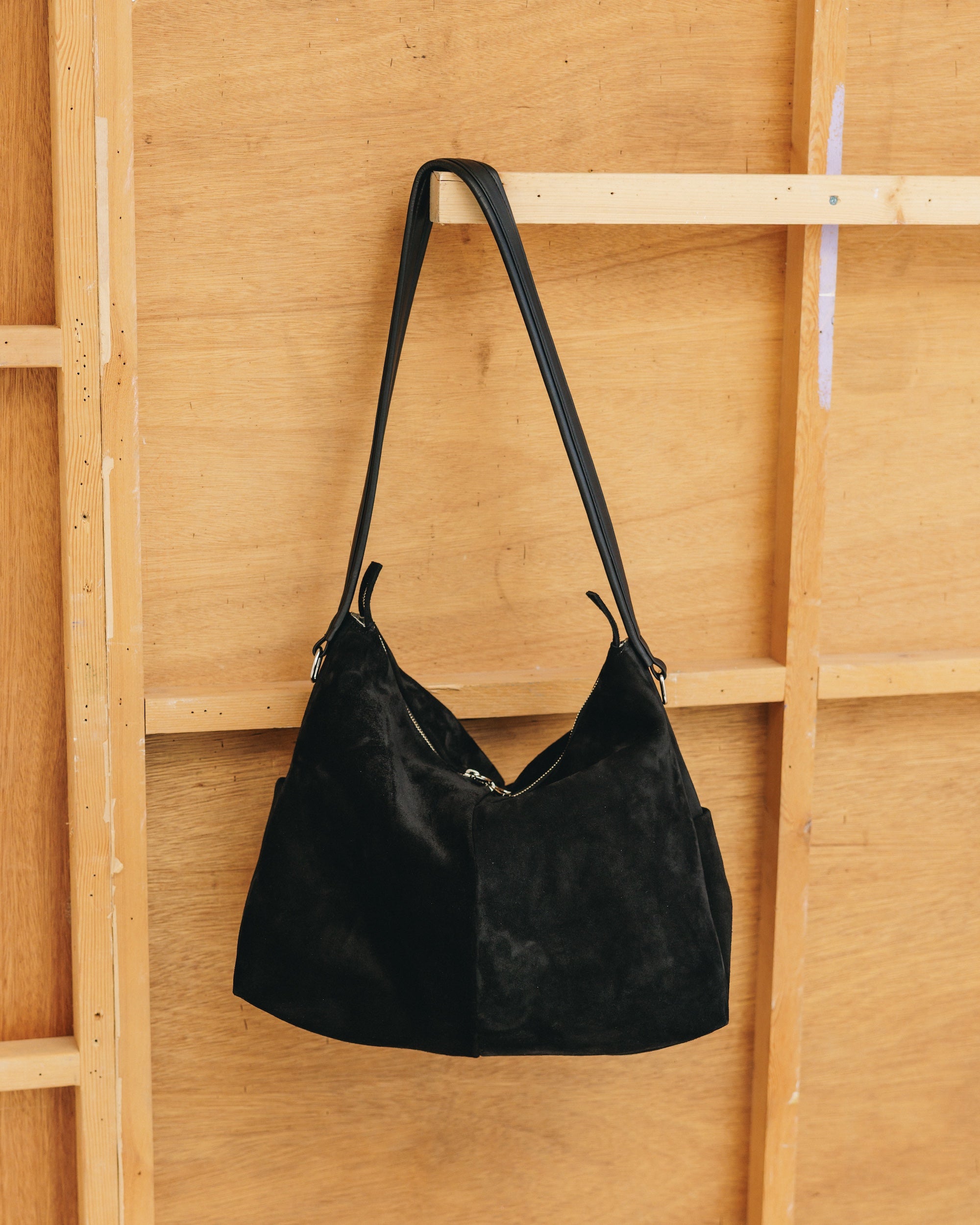SUEDE NOMAD BAG (BLACK)