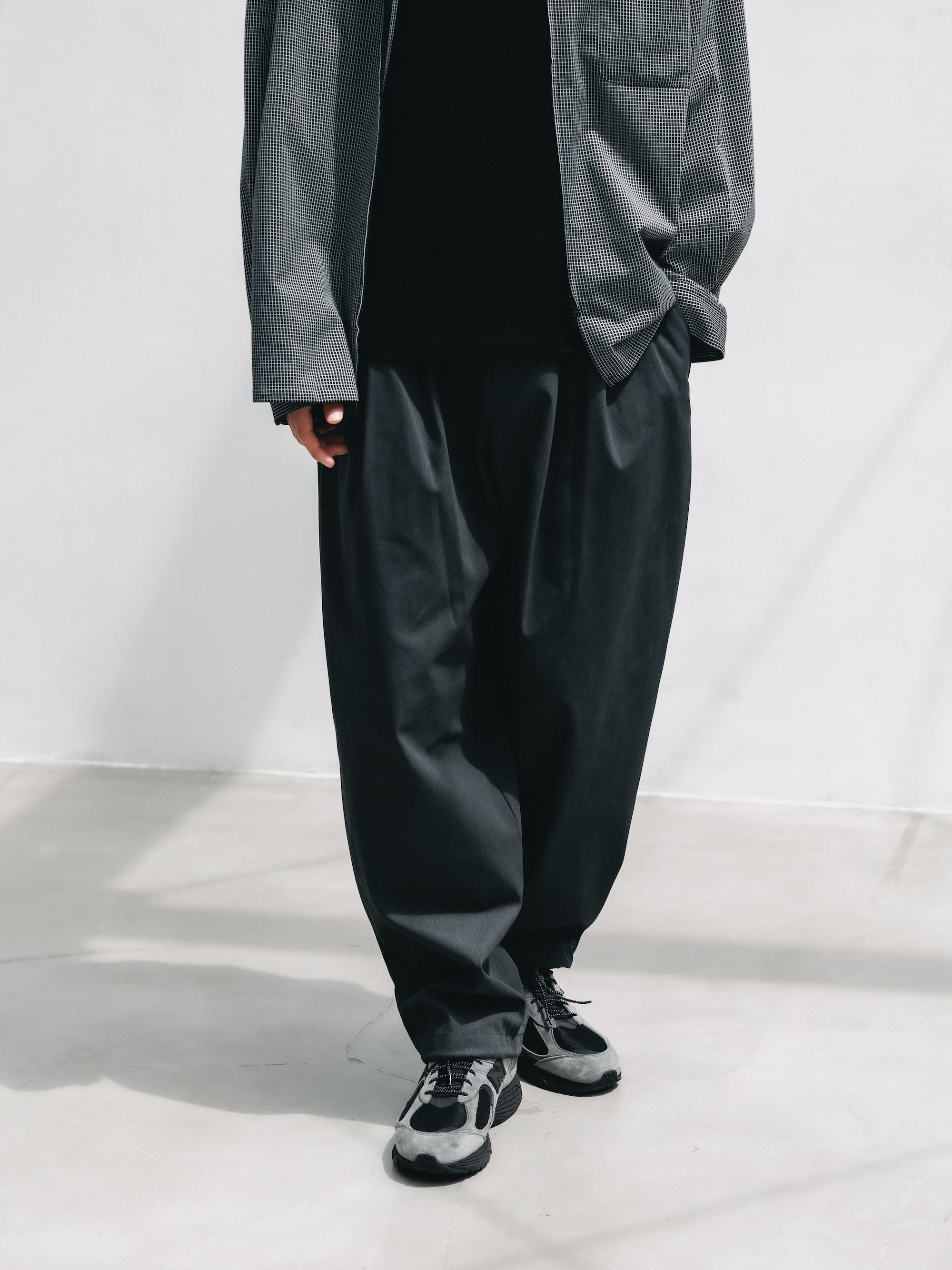 T/C GABARDINE CITY UNIFORM WIDE TAPERED PANTS (CHARCOAL)