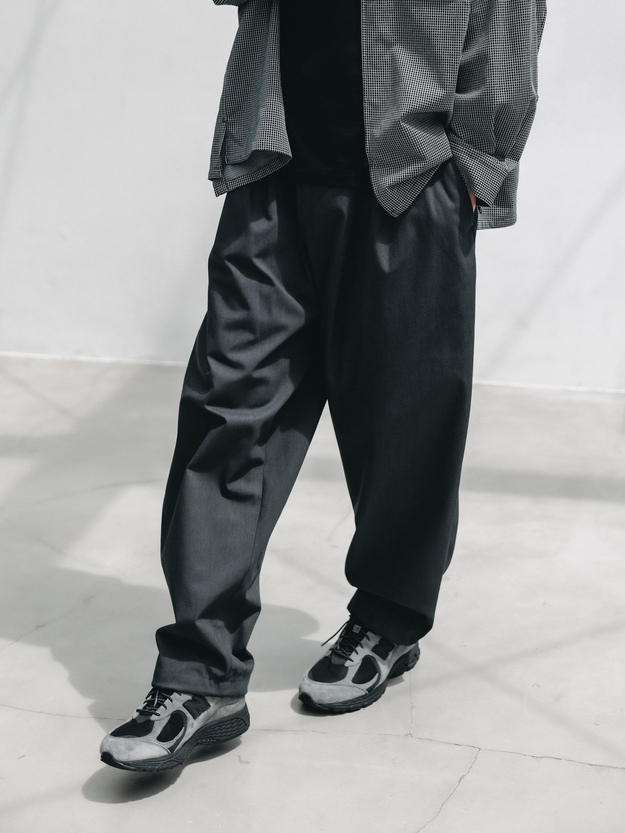 T/C GABARDINE CITY UNIFORM WIDE TAPERED PANTS (CHARCOAL)