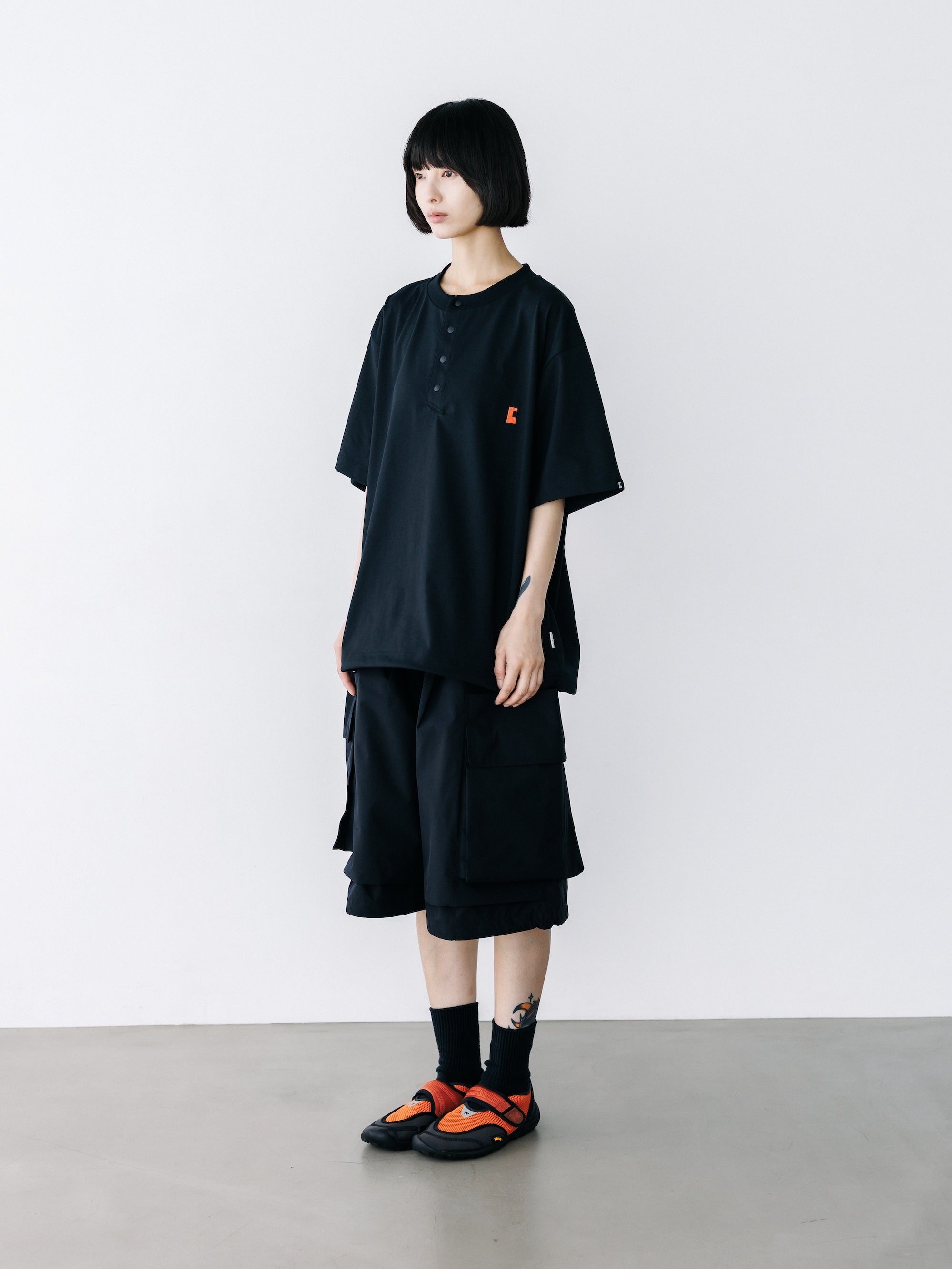 【8.26 WED 20:00- IN STOCK】“C” TECH HENLEY NECK S/S T-SHIRT WITH DRAWSTRINGS (BLACK)