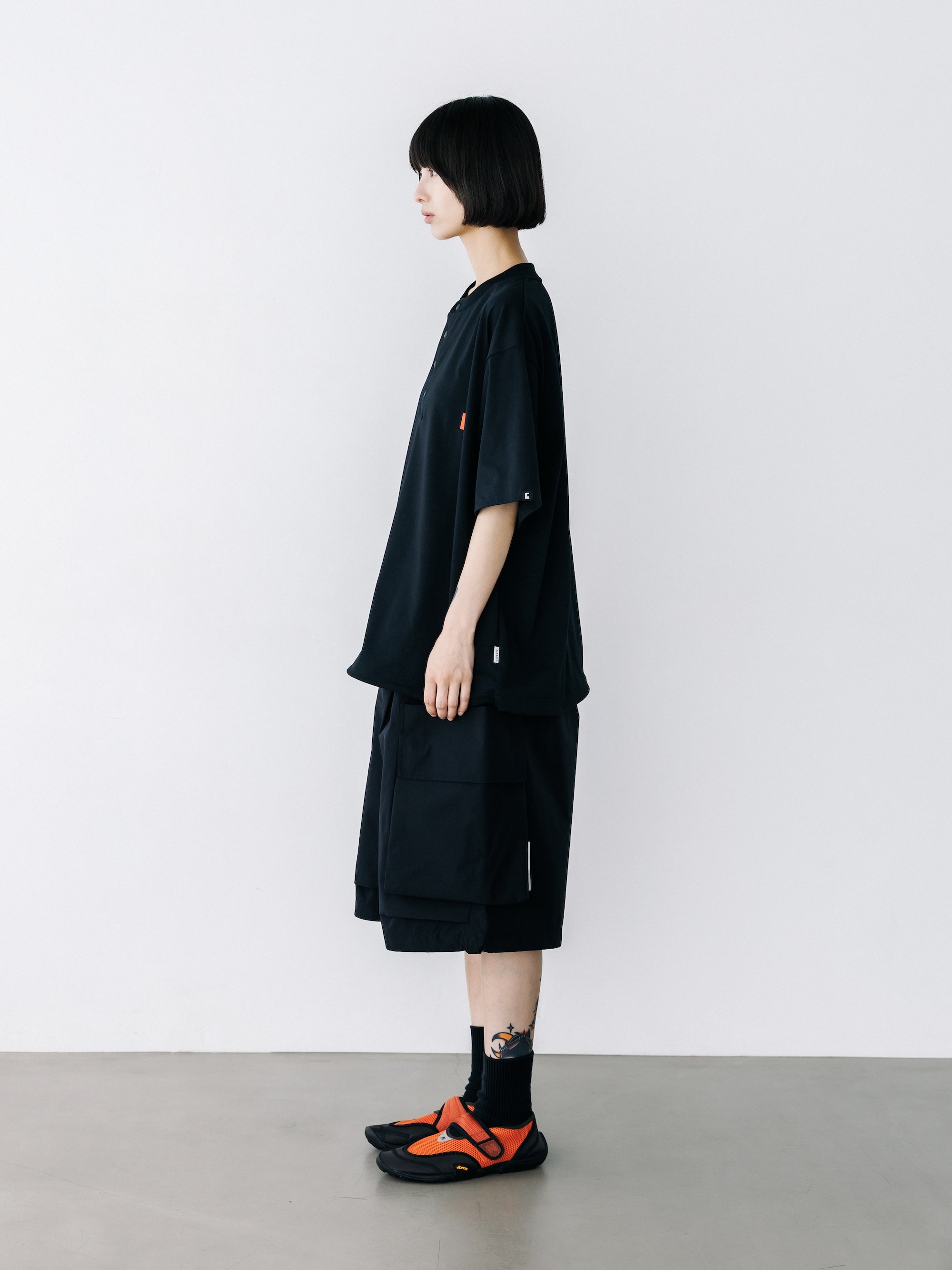 【8.26 WED 20:00- IN STOCK】“C” TECH HENLEY NECK S/S T-SHIRT WITH DRAWSTRINGS (BLACK)