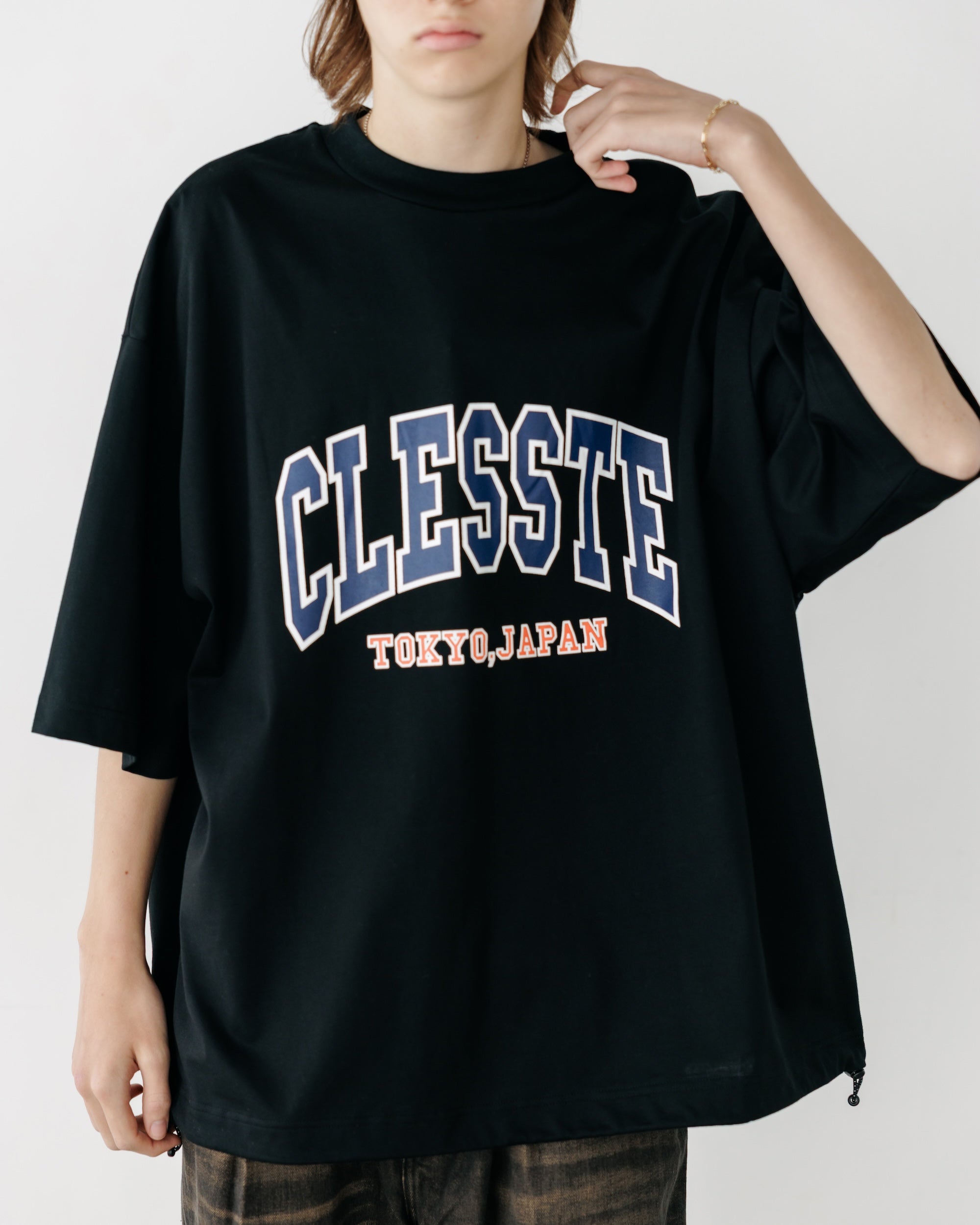 COLLEGE LOGO PRINT MASSIVE T-SHIRT WITH DRAWSTRINGS (BLACK)