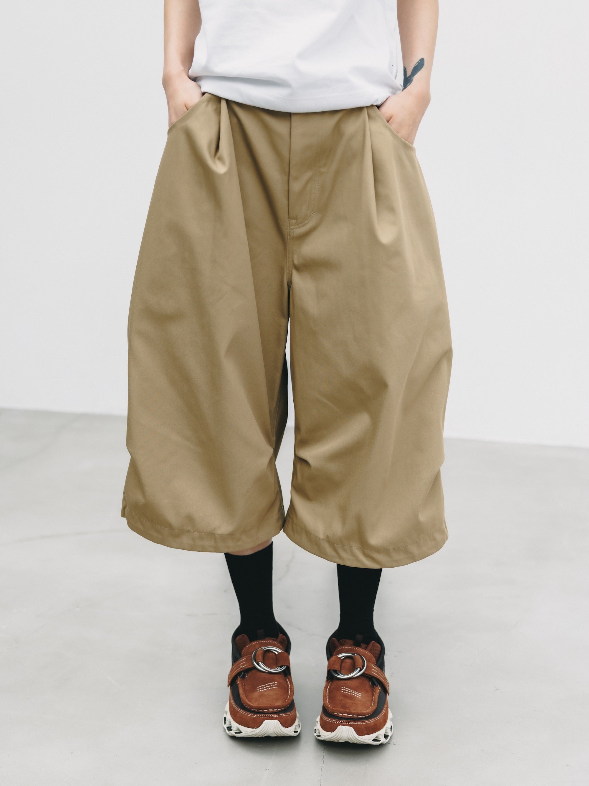 T/C GABARDINE CITY MASSIVE UTILITY CROPPED PANTS (BEIGE)