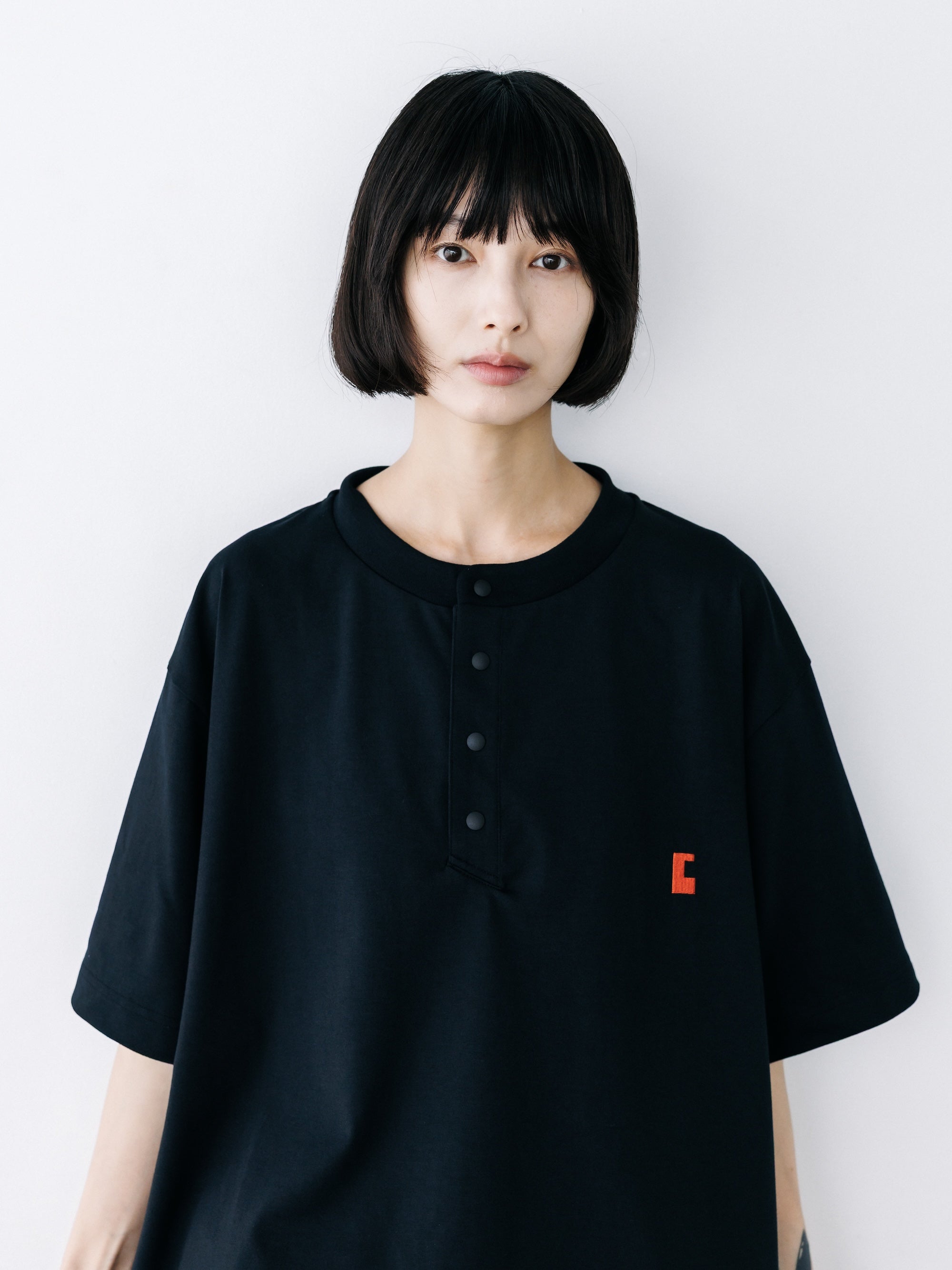 【8.26 WED 20:00- IN STOCK】“C” TECH HENLEY NECK S/S T-SHIRT WITH DRAWSTRINGS (BLACK)