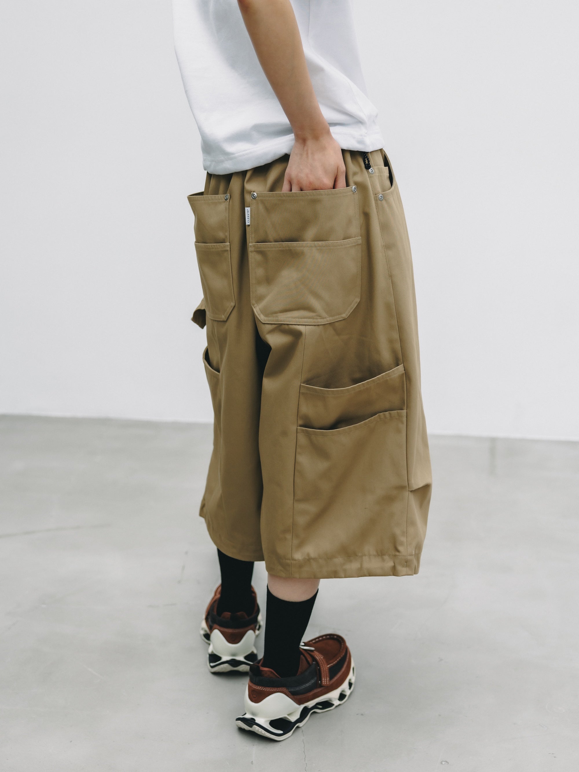 T/C GABARDINE CITY MASSIVE UTILITY CROPPED PANTS (BEIGE)