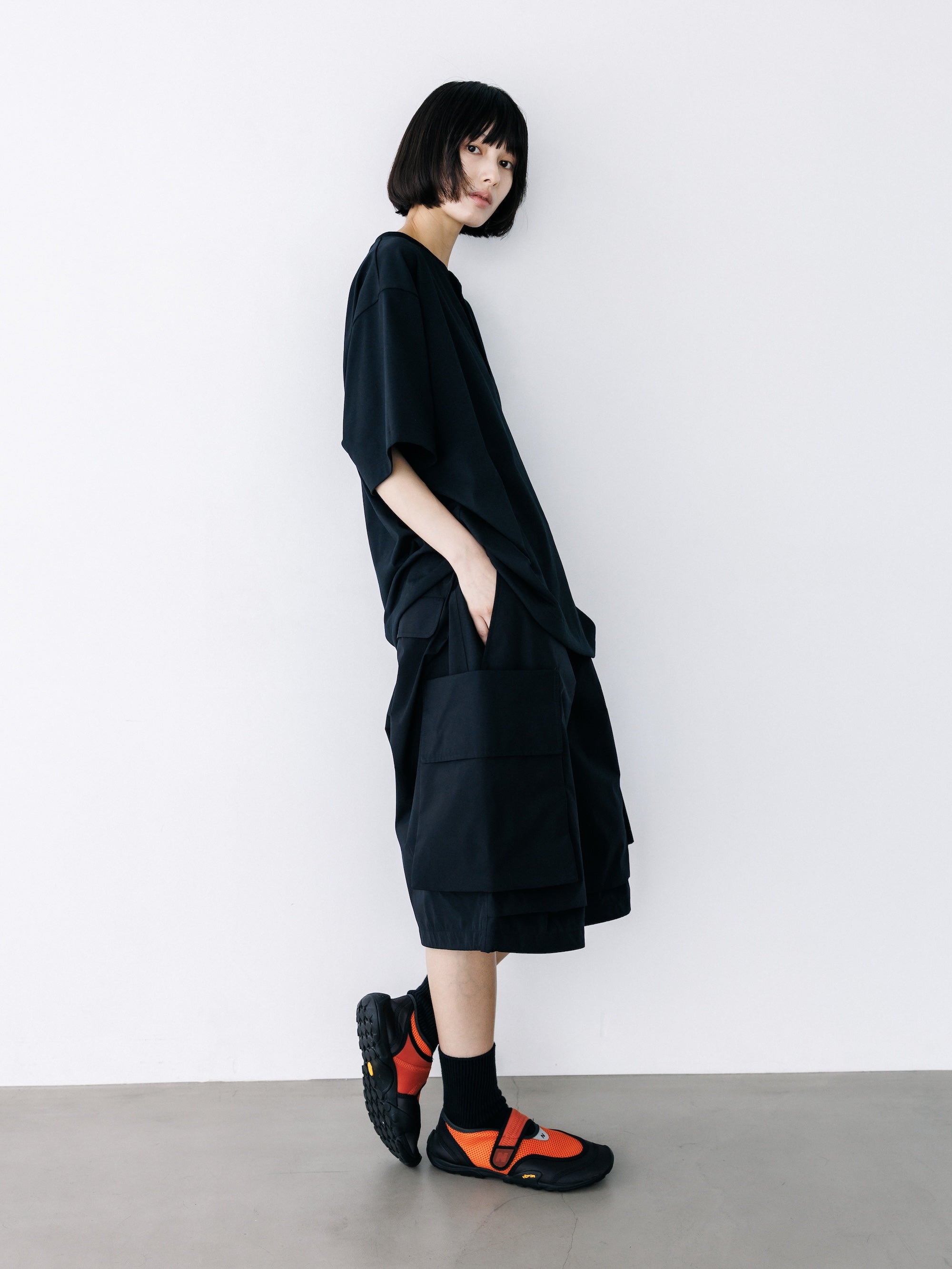 【8.26 WED 20:00- IN STOCK】“C” TECH HENLEY NECK S/S T-SHIRT WITH DRAWSTRINGS (BLACK)