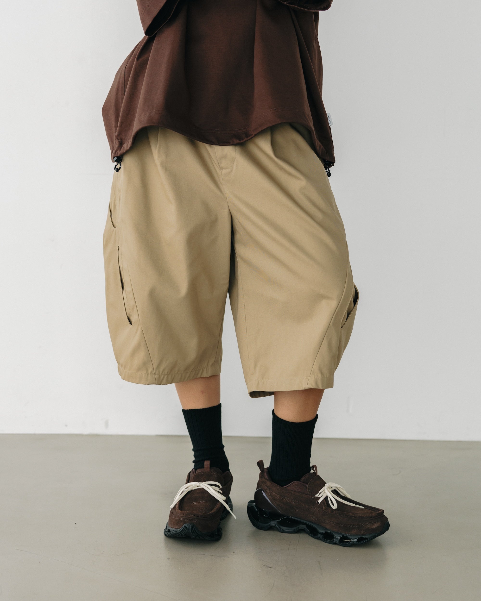 【8.23 SAT 20:00- IN STOCK】FUTURE MASSIVE TWISTED HALF PANTS (BEIGE)
