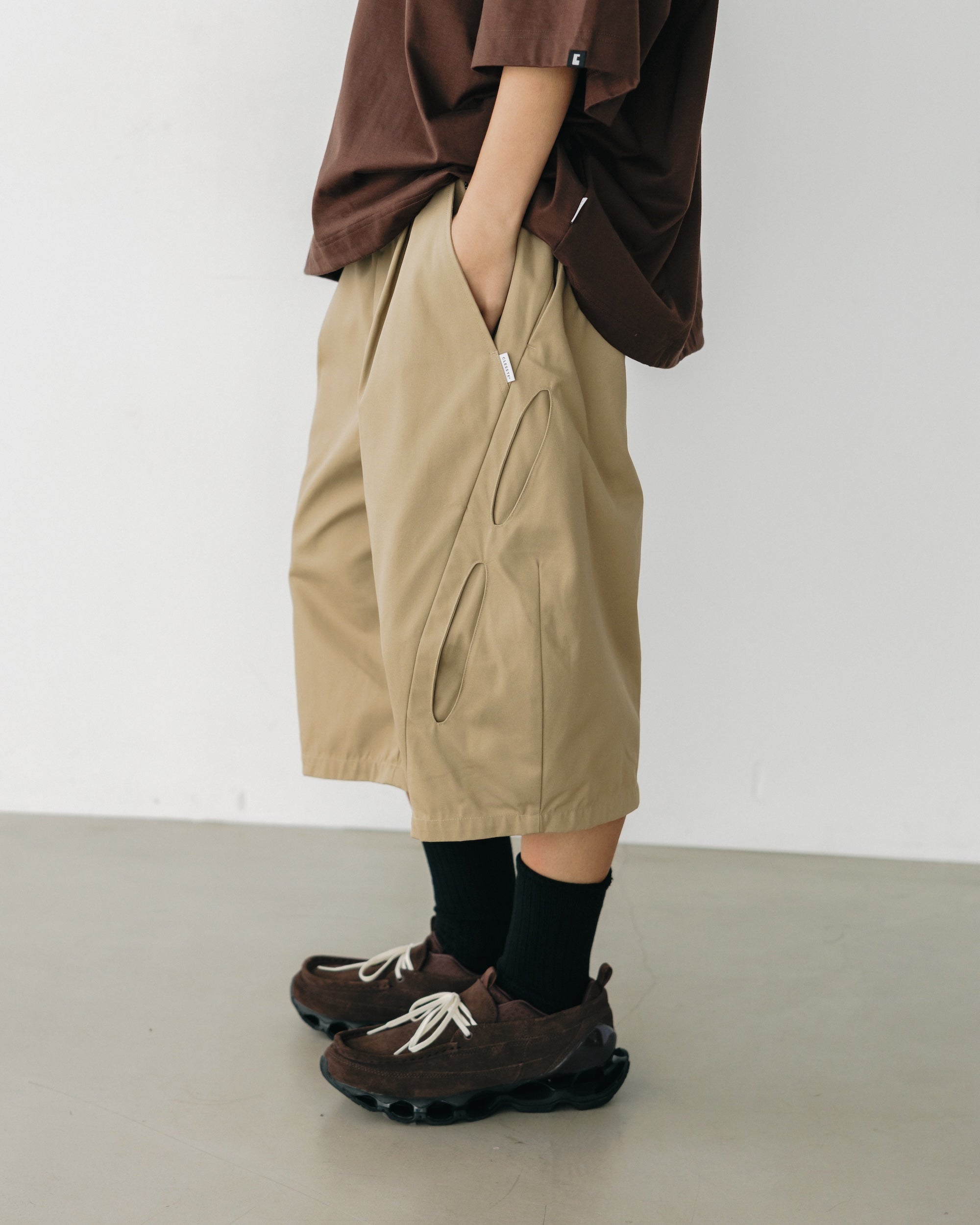 【8.23 SAT 20:00- IN STOCK】FUTURE MASSIVE TWISTED HALF PANTS (BEIGE)