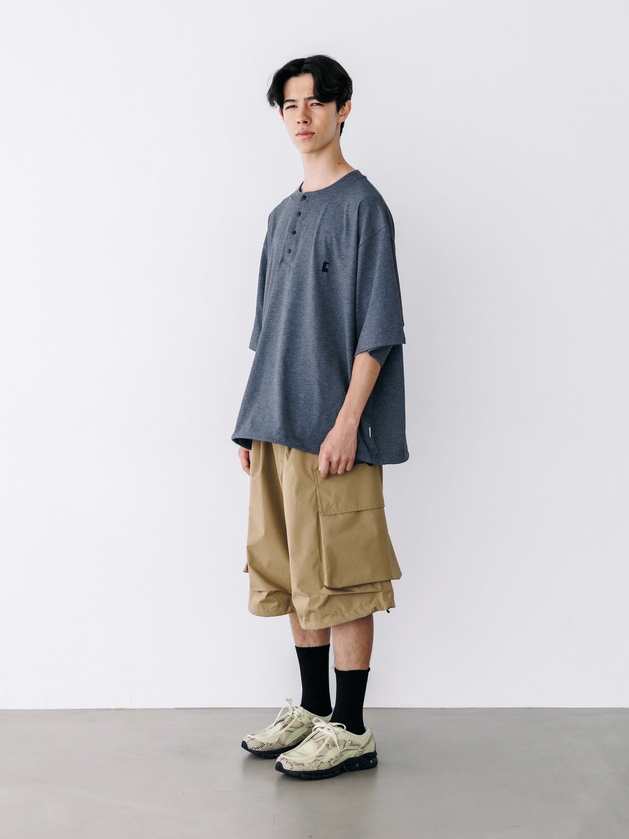 【8.26 WED 20:00- IN STOCK】“C” TECH HENLEY NECK S/S T-SHIRT WITH DRAWSTRINGS (CHARCOAL)