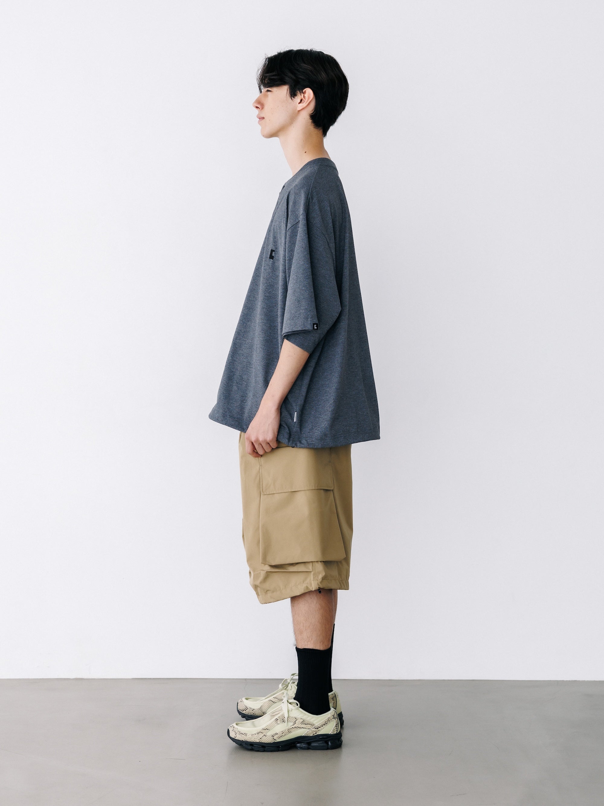 【8.26 WED 20:00- IN STOCK】“C” TECH HENLEY NECK S/S T-SHIRT WITH DRAWSTRINGS (CHARCOAL)