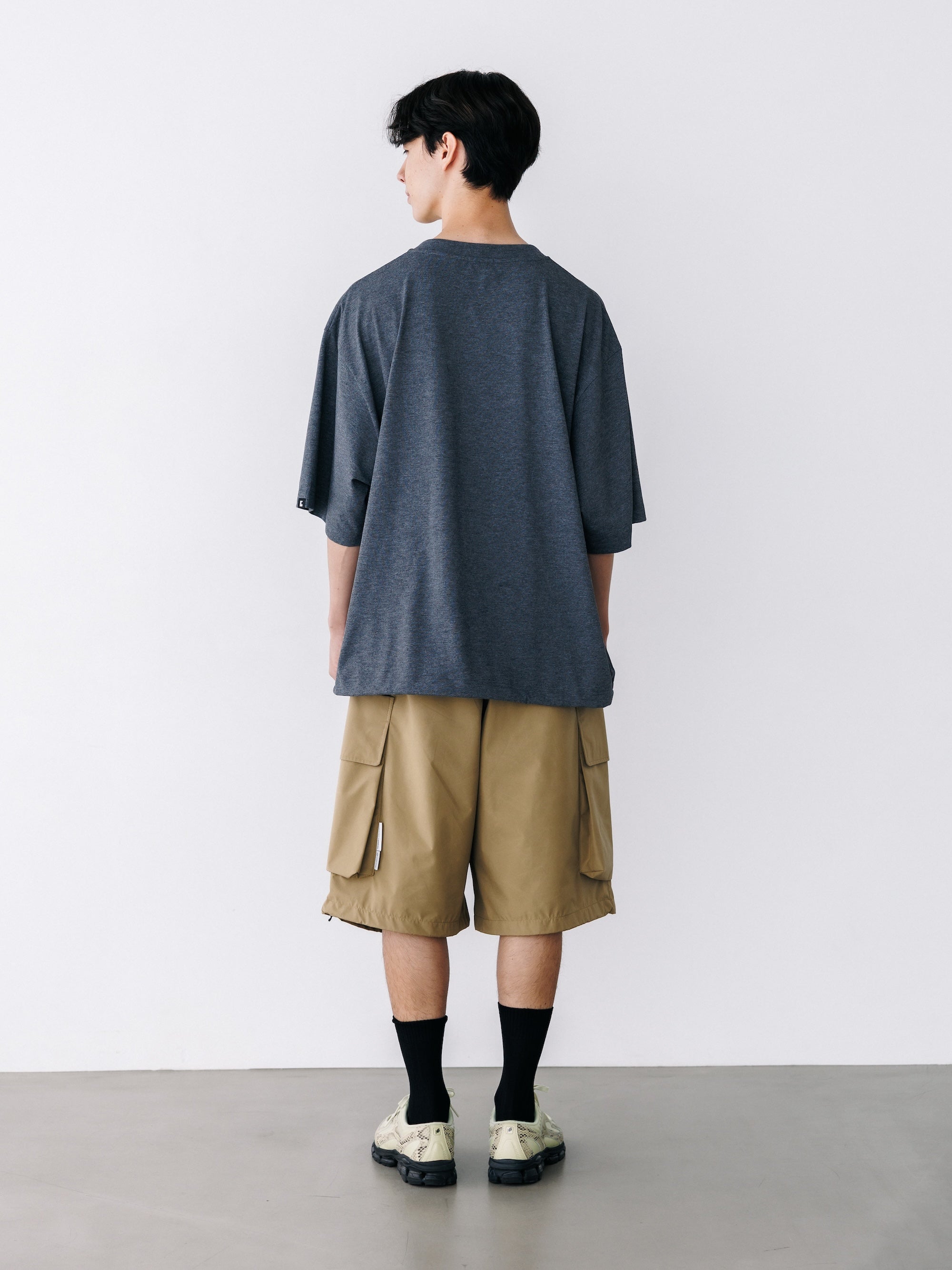 【8.26 WED 20:00- IN STOCK】“C” TECH HENLEY NECK S/S T-SHIRT WITH DRAWSTRINGS (CHARCOAL)