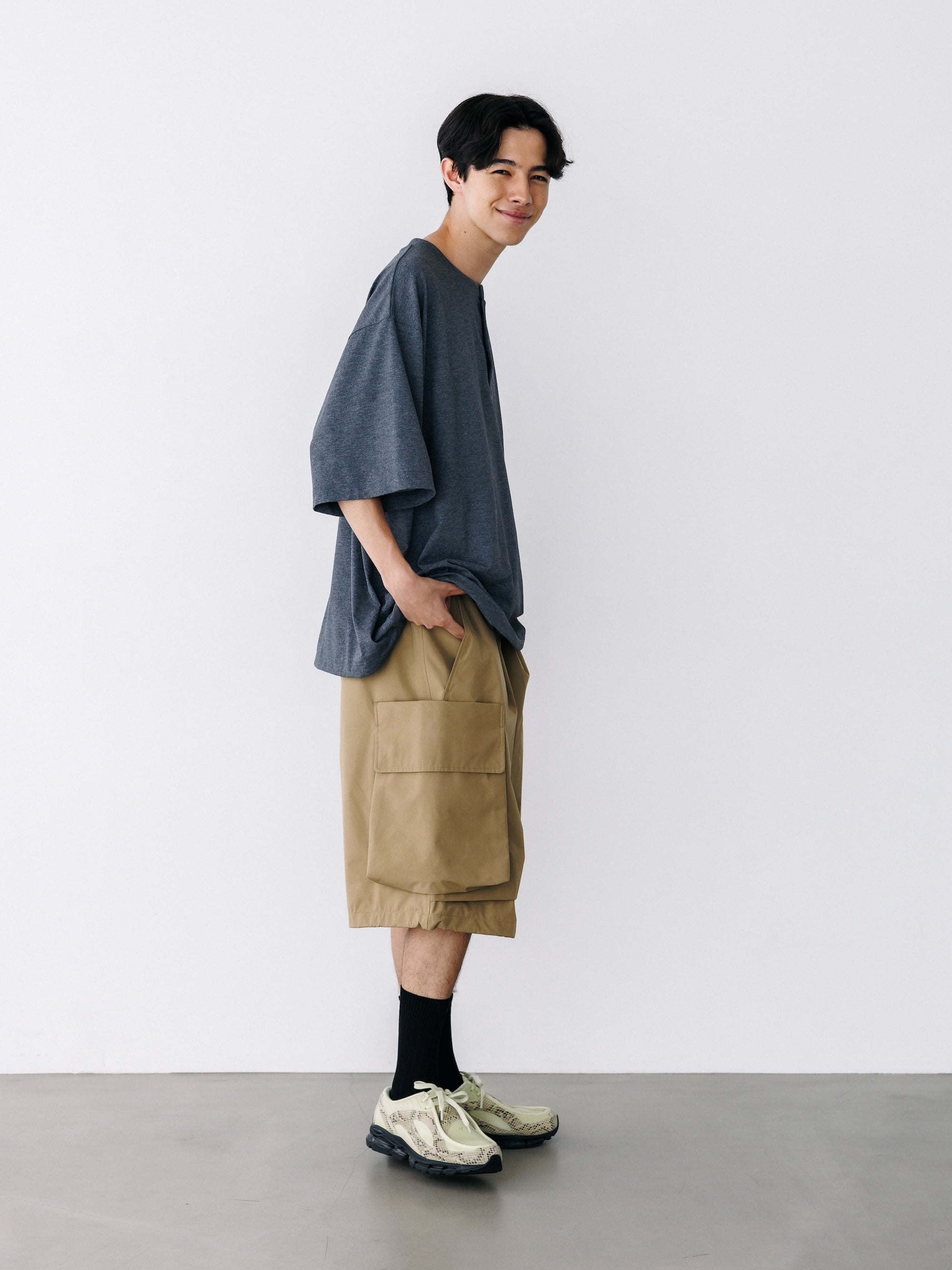 【8.26 WED 20:00- IN STOCK】“C” TECH HENLEY NECK S/S T-SHIRT WITH DRAWSTRINGS (CHARCOAL)