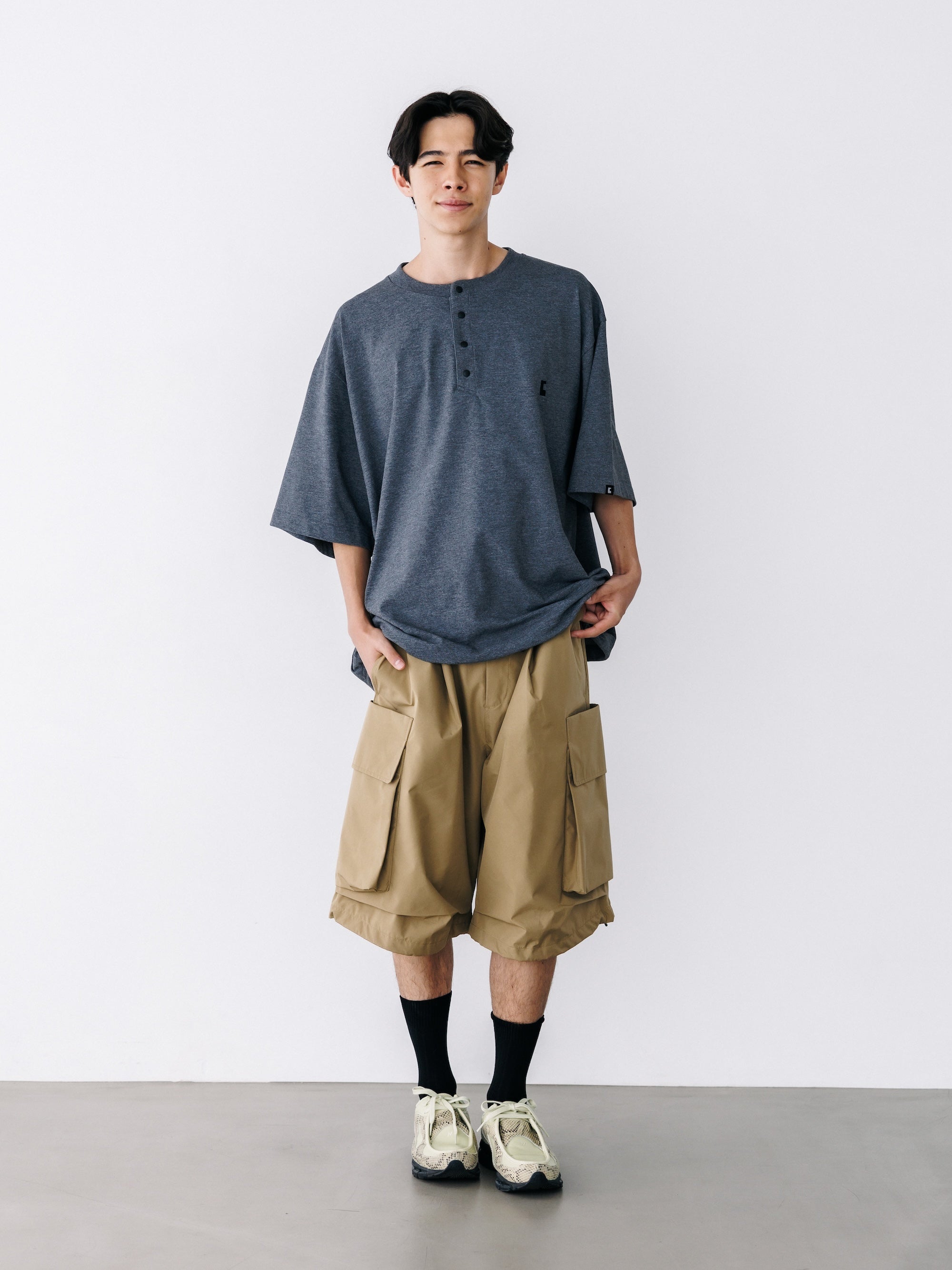 【8.26 WED 20:00- IN STOCK】“C” TECH HENLEY NECK S/S T-SHIRT WITH DRAWSTRINGS (CHARCOAL)
