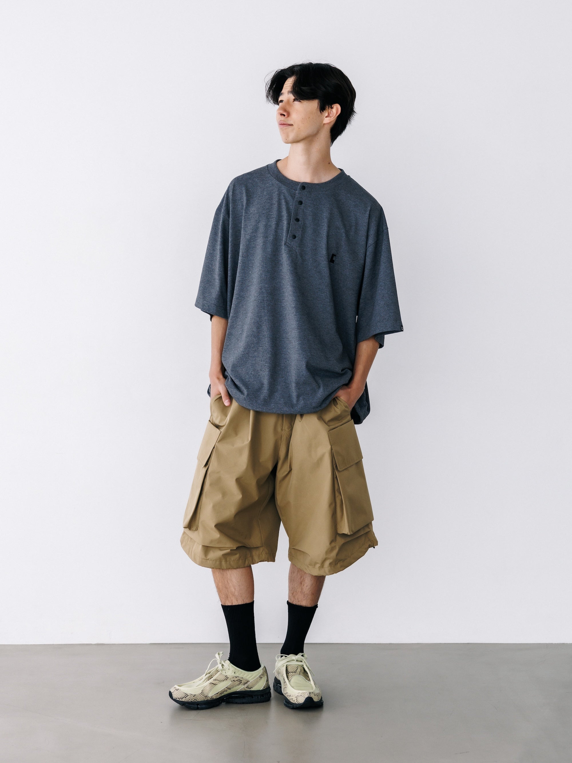 【8.26 WED 20:00- IN STOCK】“C” TECH HENLEY NECK S/S T-SHIRT WITH DRAWSTRINGS (CHARCOAL)