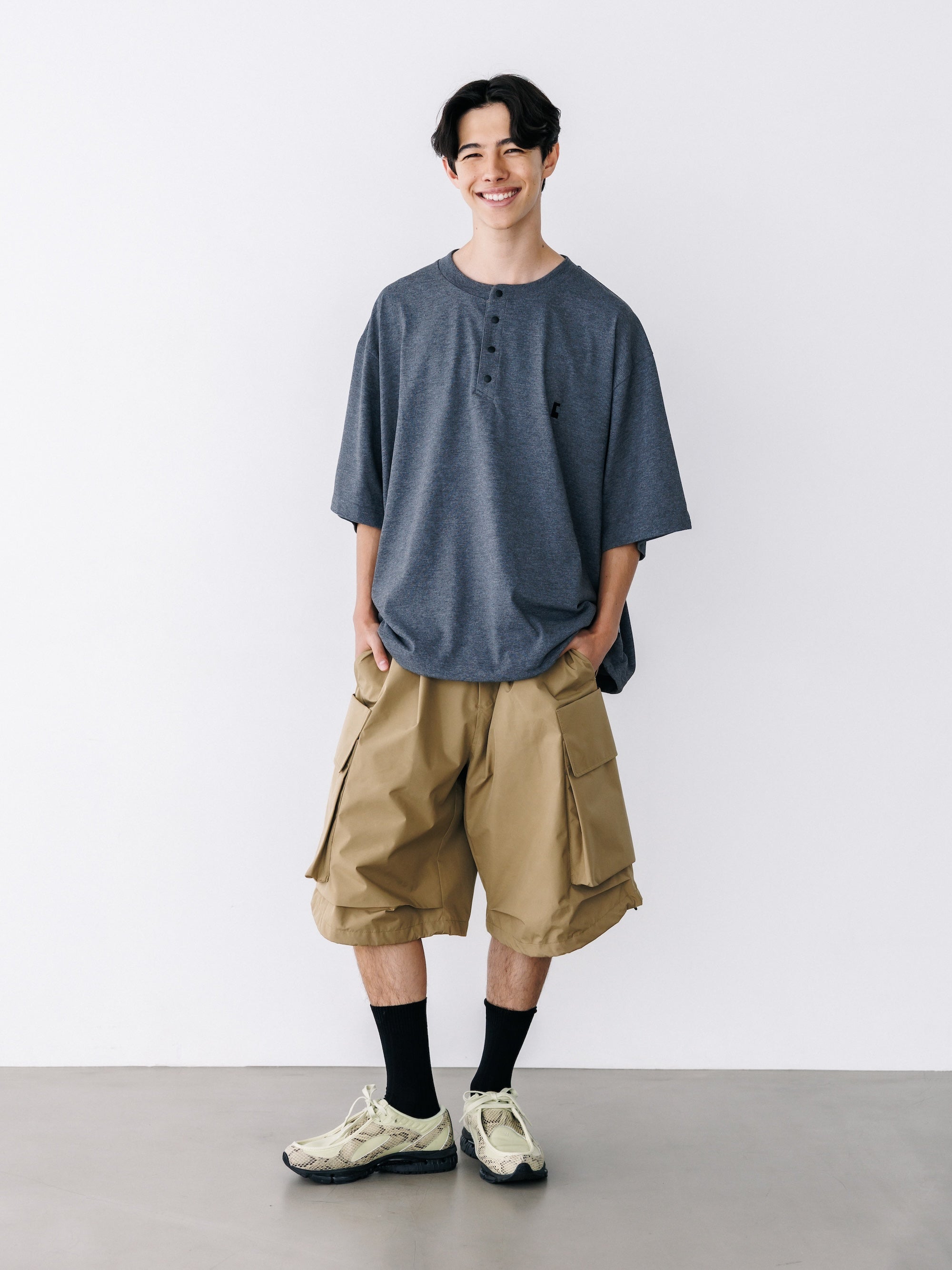 【8.26 WED 20:00- IN STOCK】“C” TECH HENLEY NECK S/S T-SHIRT WITH DRAWSTRINGS (CHARCOAL)