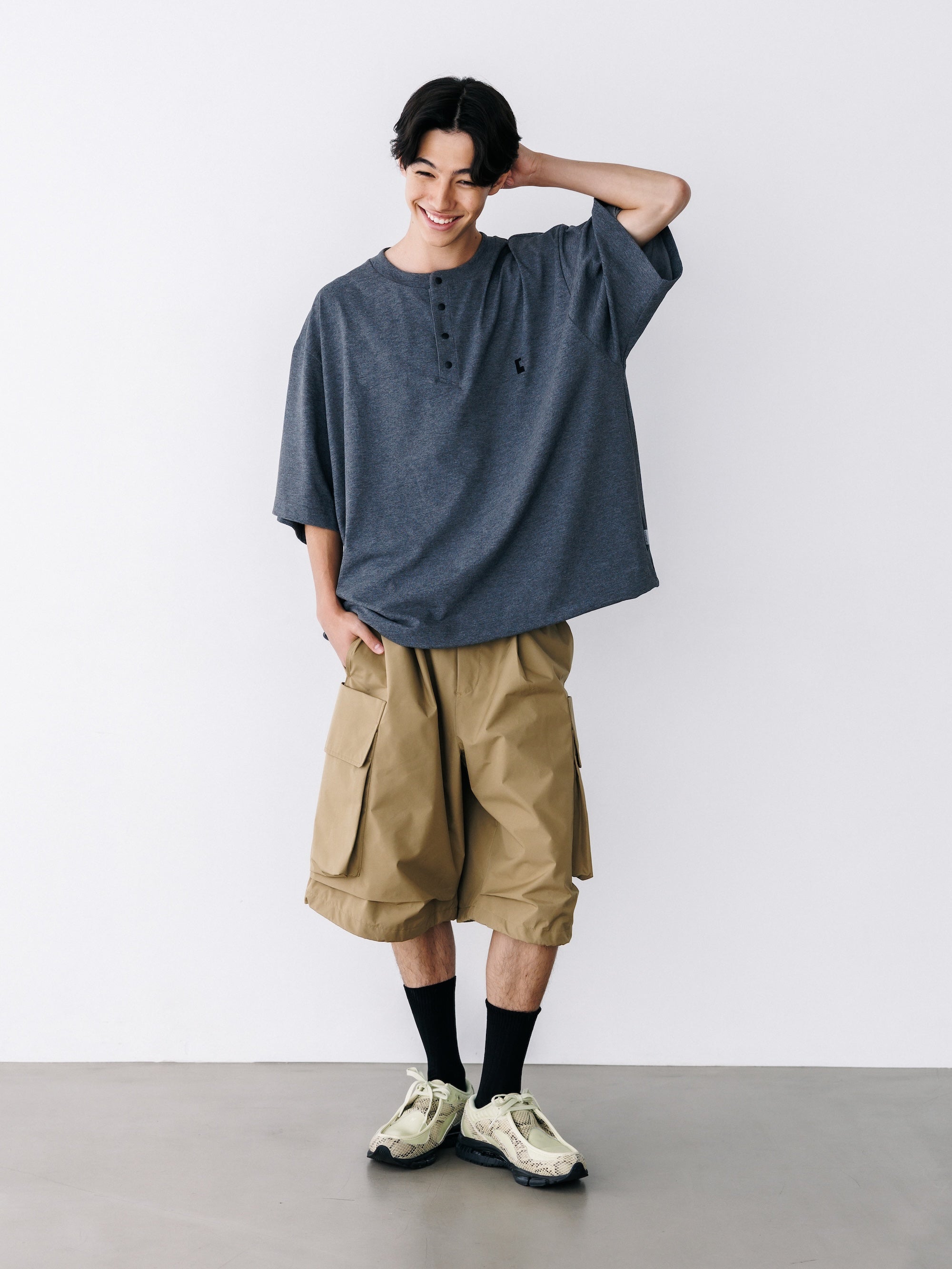 【8.26 WED 20:00- IN STOCK】“C” TECH HENLEY NECK S/S T-SHIRT WITH DRAWSTRINGS (CHARCOAL)