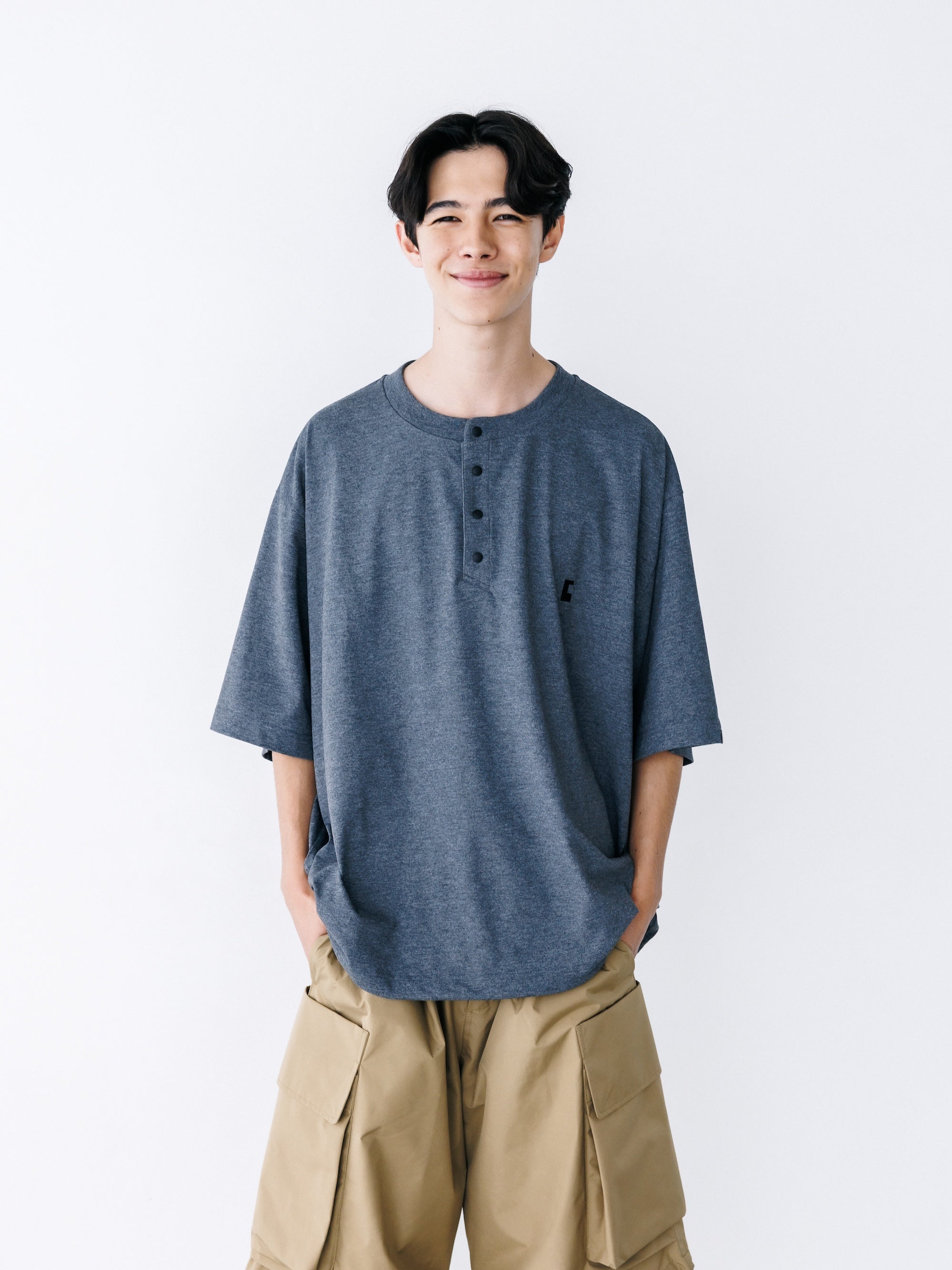 【8.26 WED 20:00- IN STOCK】“C” TECH HENLEY NECK S/S T-SHIRT WITH DRAWSTRINGS (CHARCOAL)