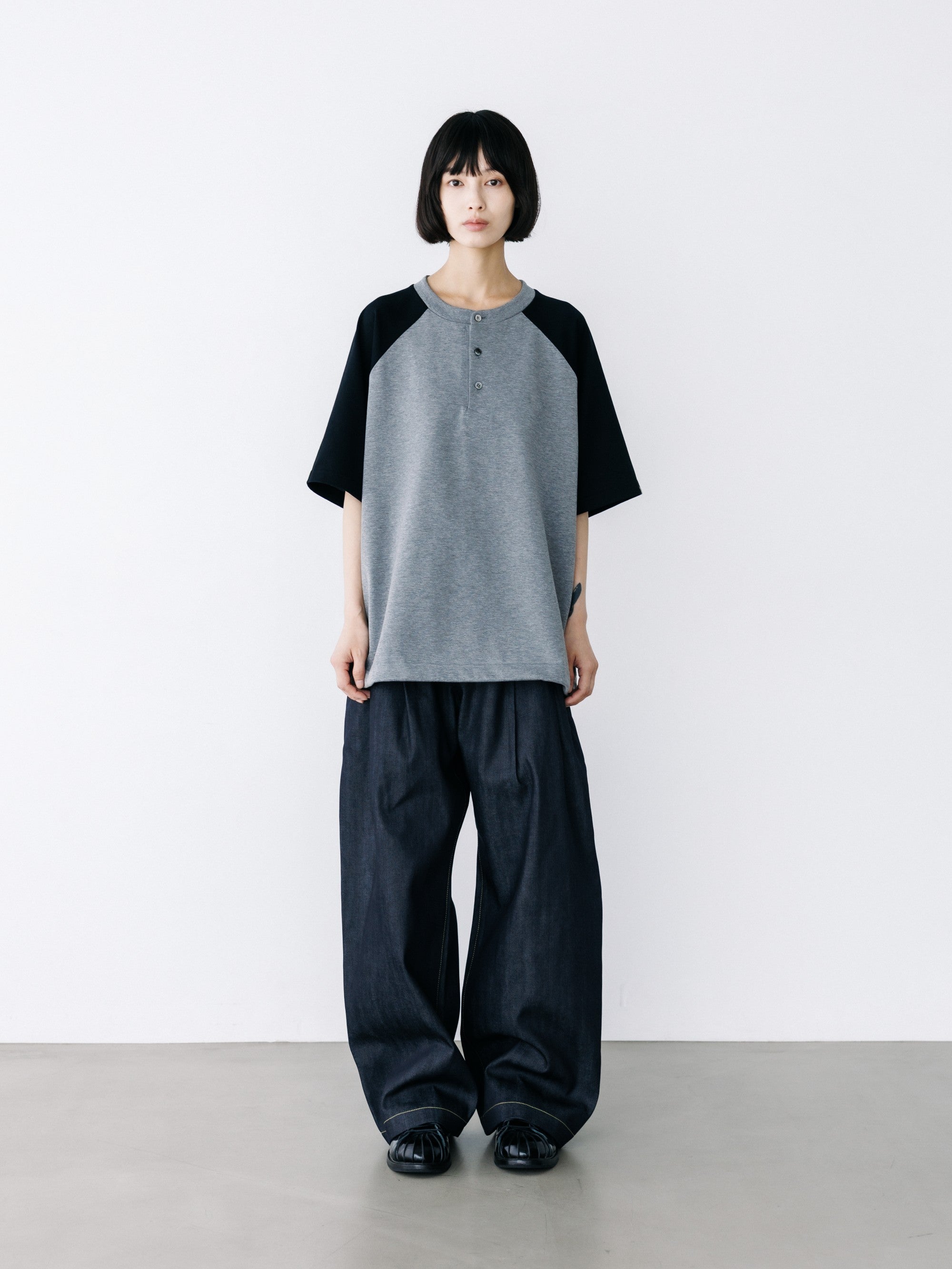 【8.19 WED 20:00- IN STOCK】RAGLAN HENLEY NECK S/S T-SHIRT WITH DRAWSTRINGS (GRAY×BLACK)