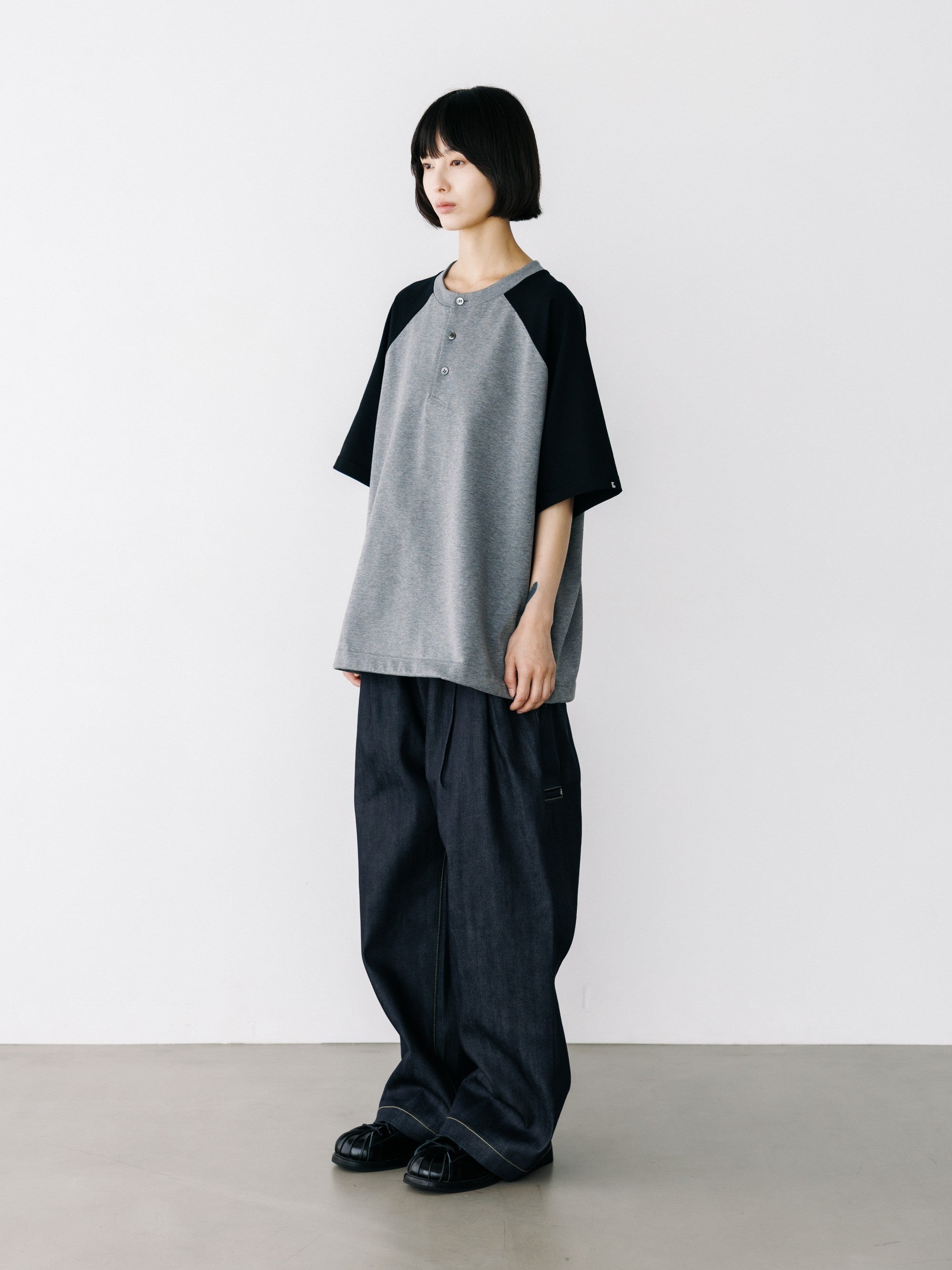 【8.19 WED 20:00- IN STOCK】RAGLAN HENLEY NECK S/S T-SHIRT WITH DRAWSTRINGS (GRAY×BLACK)