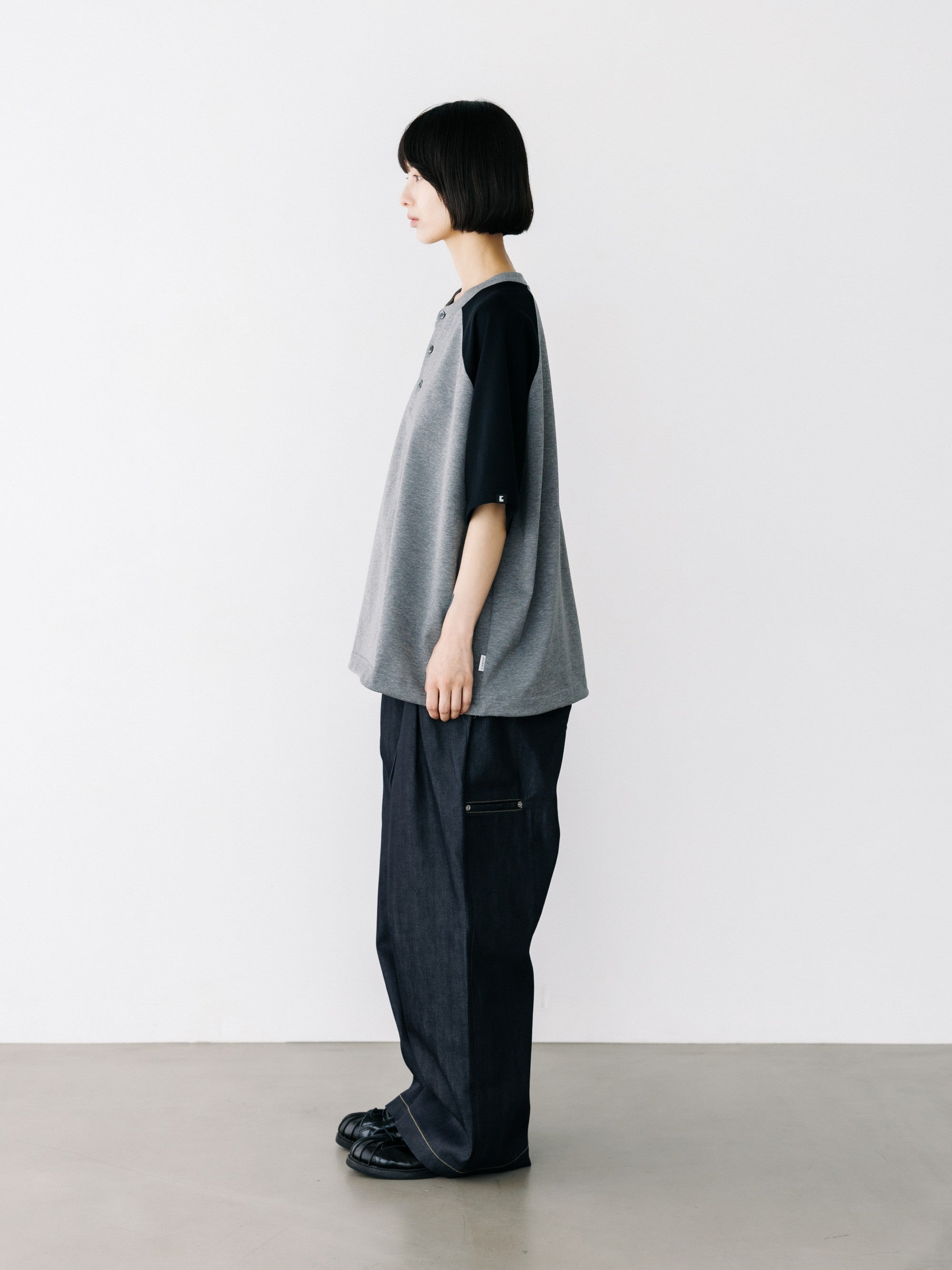 【8.19 WED 20:00- IN STOCK】RAGLAN HENLEY NECK S/S T-SHIRT WITH DRAWSTRINGS (GRAY×BLACK)