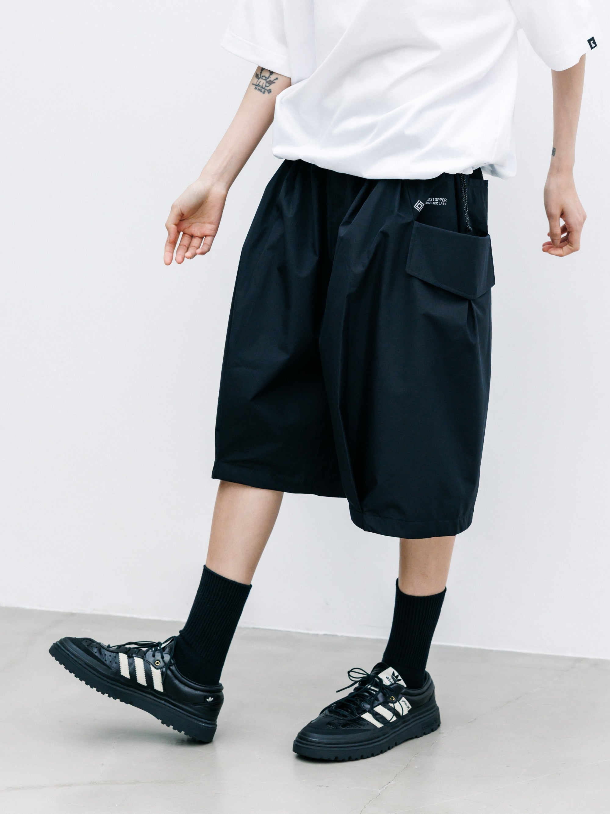 【8.12 WED 20:00- IN STOCK】+phenix WINDSTOPPER® by GORE-TEX LABS CITY FLAP WIDE BALLOON HALF PANTS (BLACK)