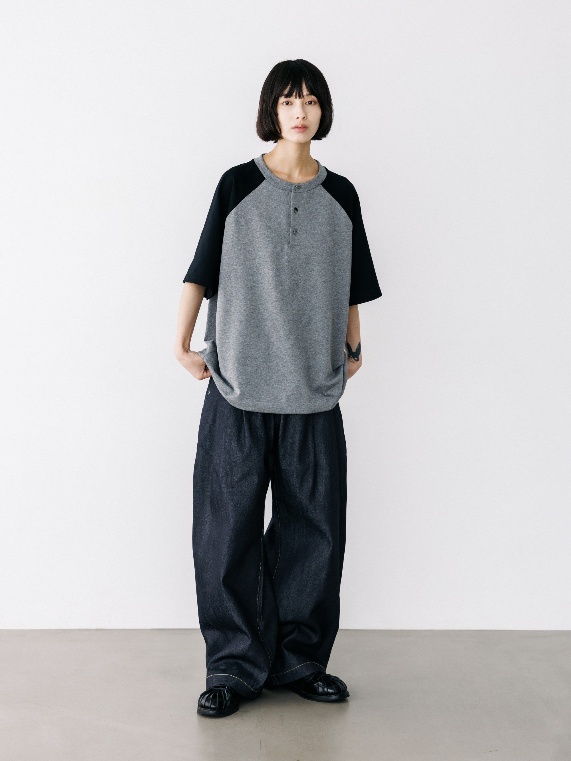 【8.19 WED 20:00- IN STOCK】RAGLAN HENLEY NECK S/S T-SHIRT WITH DRAWSTRINGS (GRAY×BLACK)