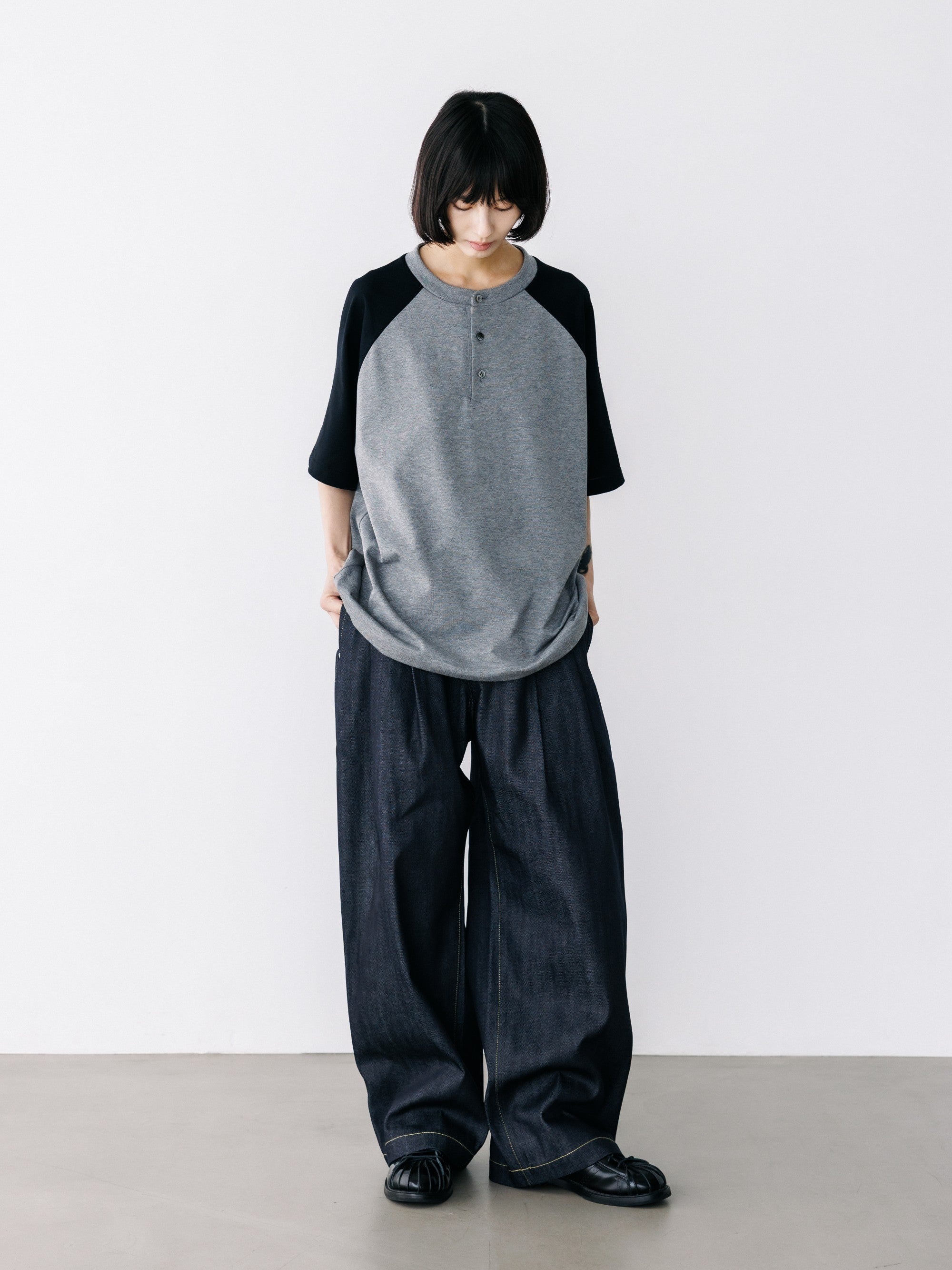 【8.19 WED 20:00- IN STOCK】RAGLAN HENLEY NECK S/S T-SHIRT WITH DRAWSTRINGS (GRAY×BLACK)