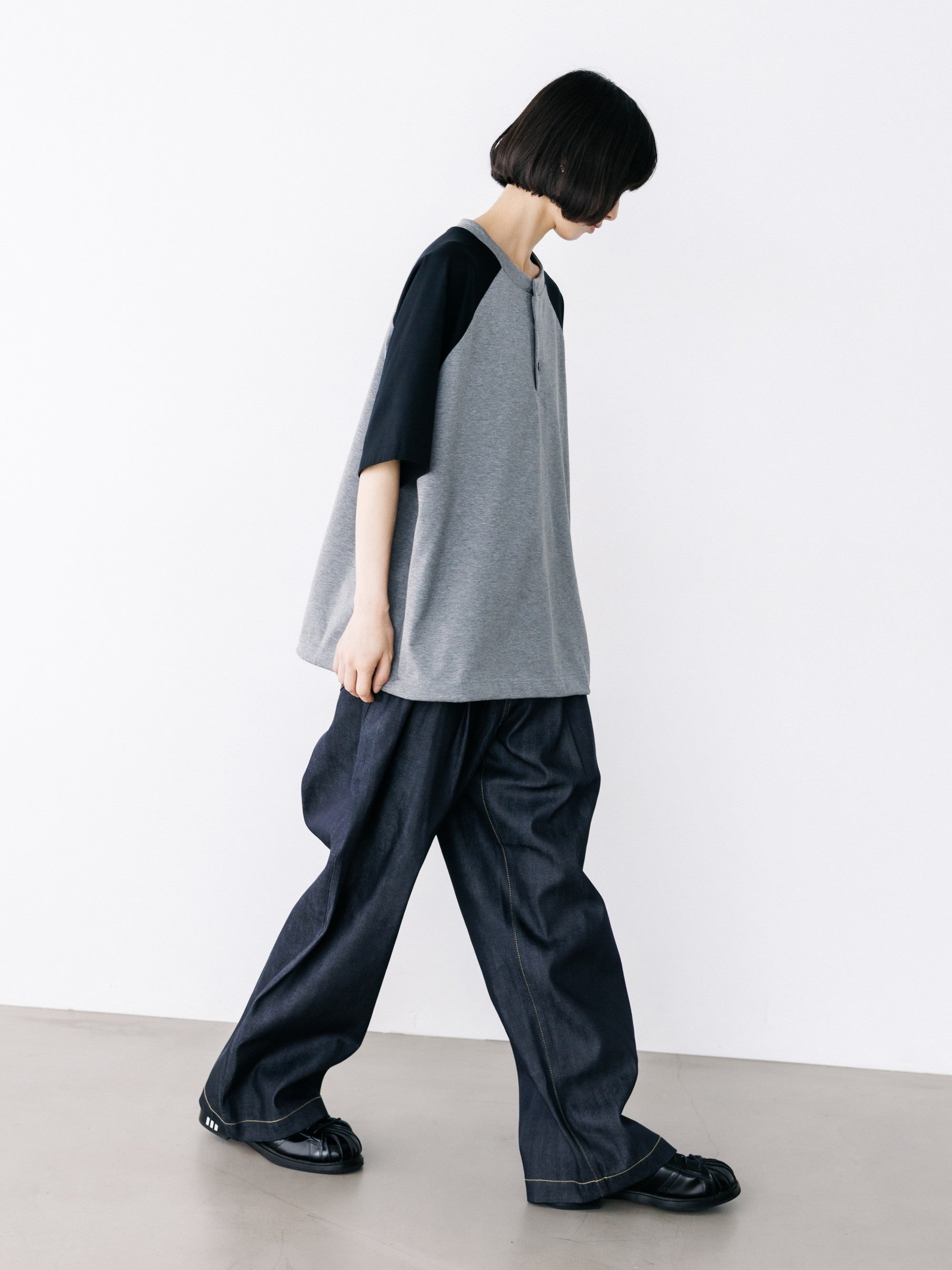 【8.19 WED 20:00- IN STOCK】RAGLAN HENLEY NECK S/S T-SHIRT WITH DRAWSTRINGS (GRAY×BLACK)