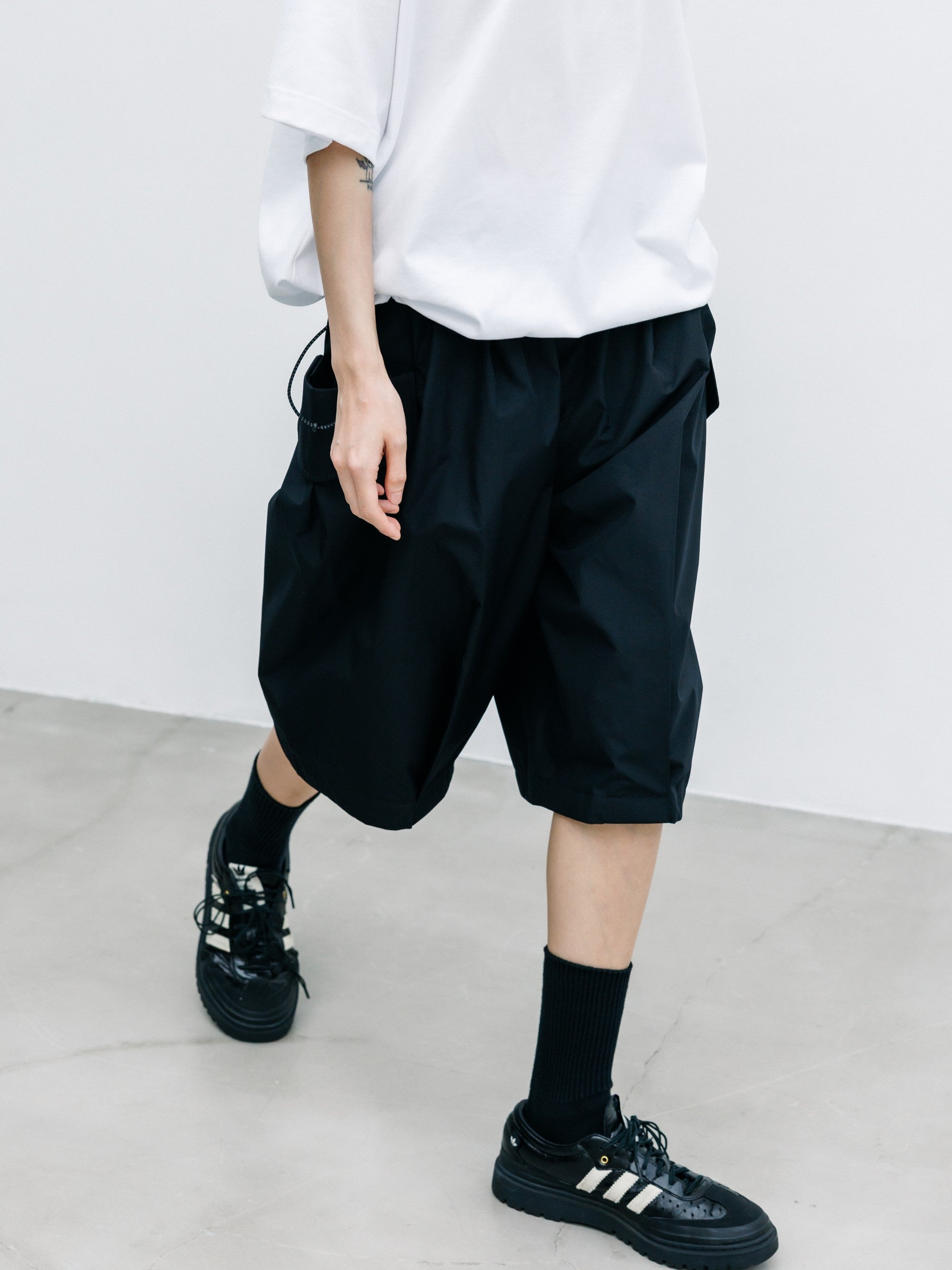 【8.12 WED 20:00- IN STOCK】+phenix WINDSTOPPER® by GORE-TEX LABS CITY FLAP WIDE BALLOON HALF PANTS (BLACK)