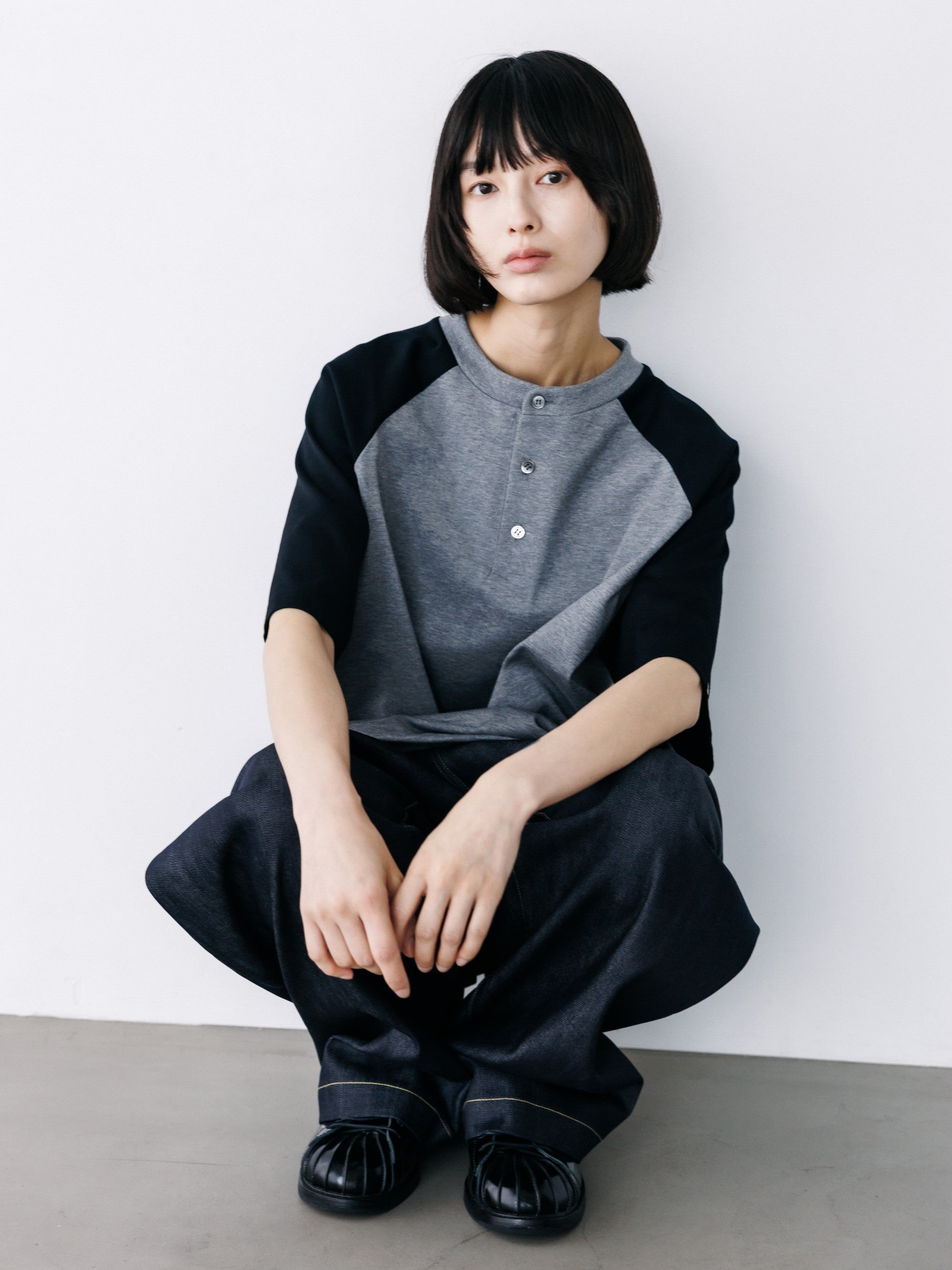 【8.19 WED 20:00- IN STOCK】RAGLAN HENLEY NECK S/S T-SHIRT WITH DRAWSTRINGS (GRAY×BLACK)