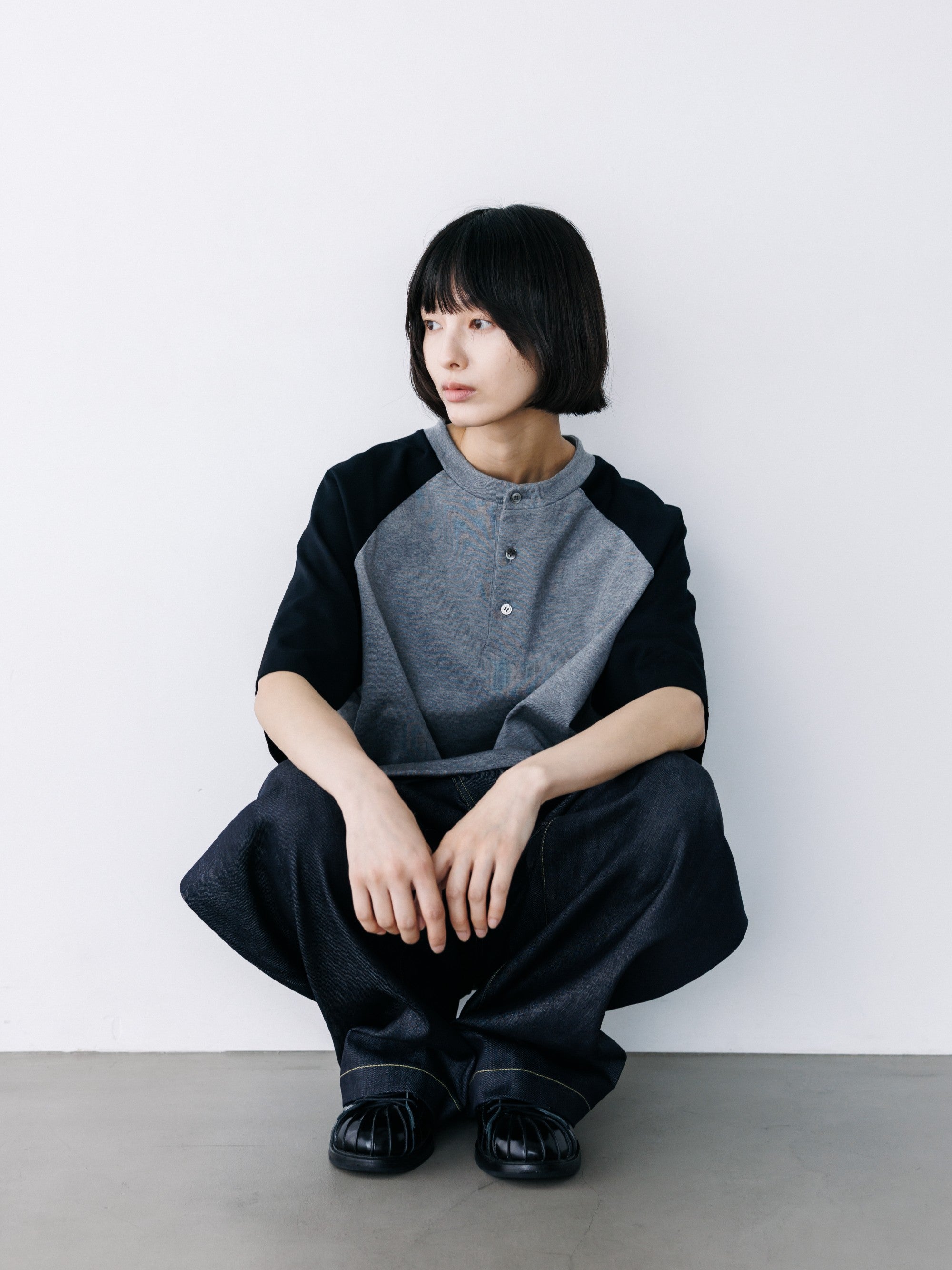 【8.19 WED 20:00- IN STOCK】RAGLAN HENLEY NECK S/S T-SHIRT WITH DRAWSTRINGS (GRAY×BLACK)