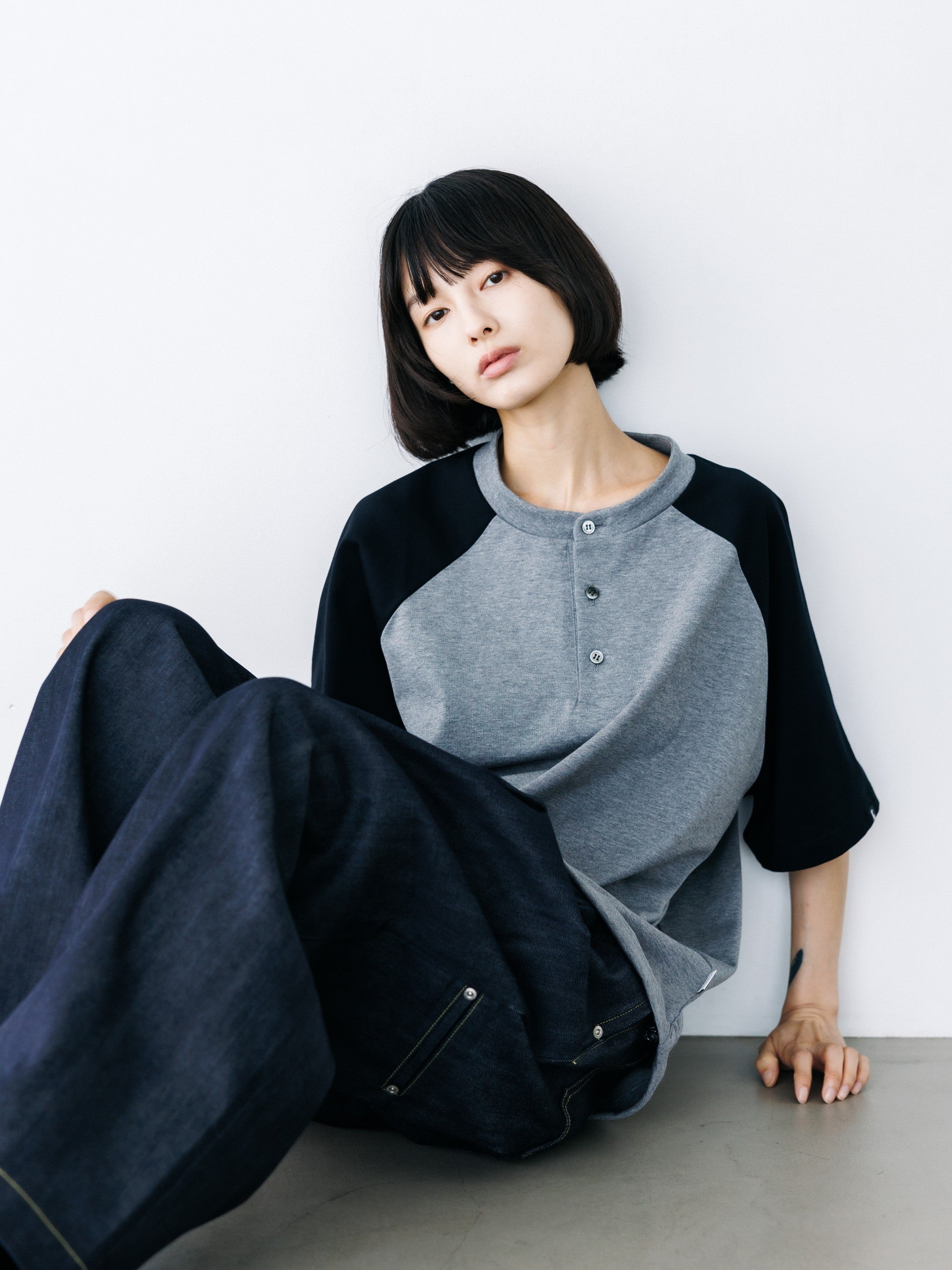 【8.19 WED 20:00- IN STOCK】RAGLAN HENLEY NECK S/S T-SHIRT WITH DRAWSTRINGS (GRAY×BLACK)