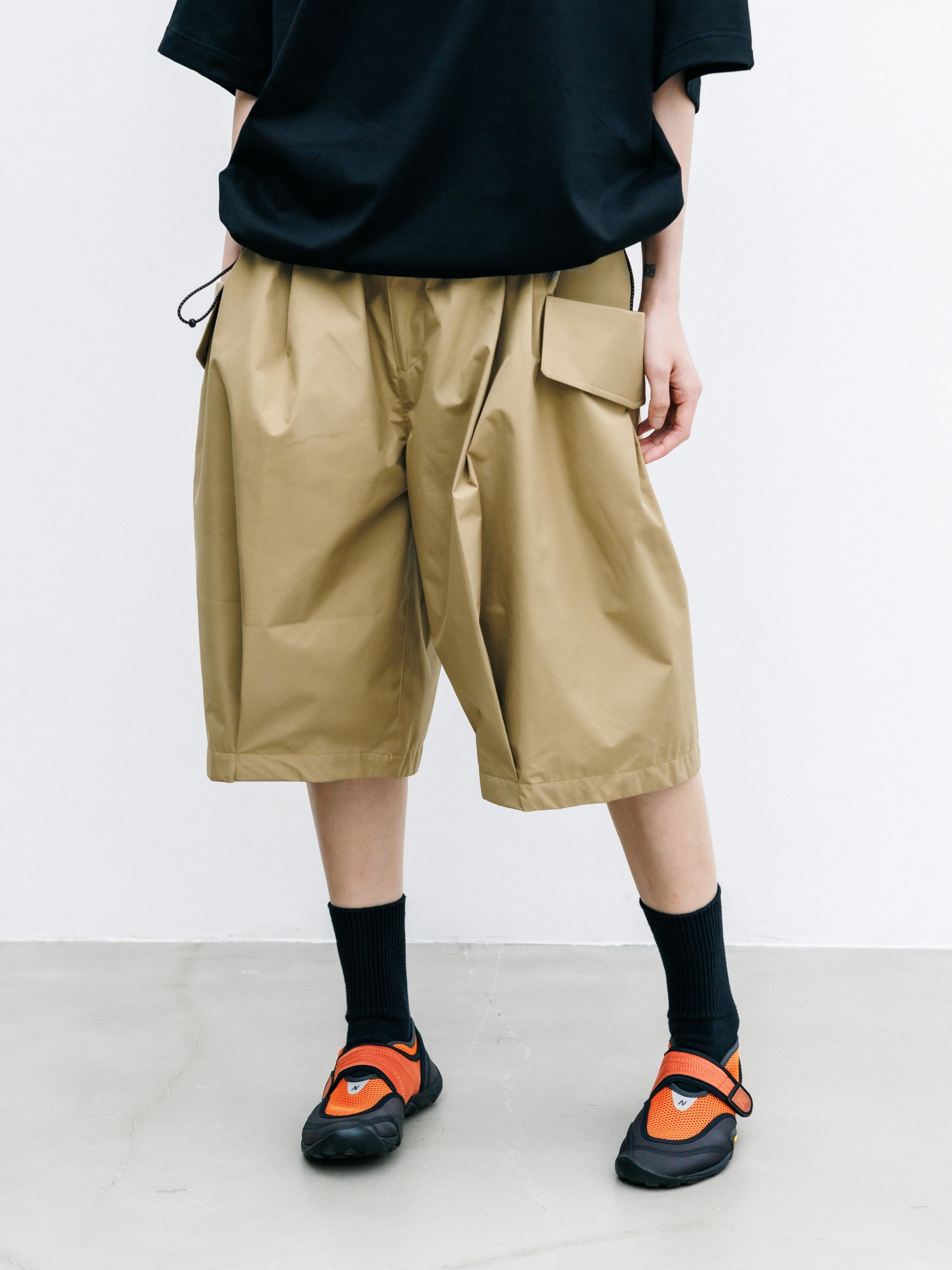 【8.12 WED 20:00- IN STOCK】+phenix WINDSTOPPER® by GORE-TEX LABS CITY FLAP WIDE BALLOON HALF PANTS (CAMEL BEIGE)
