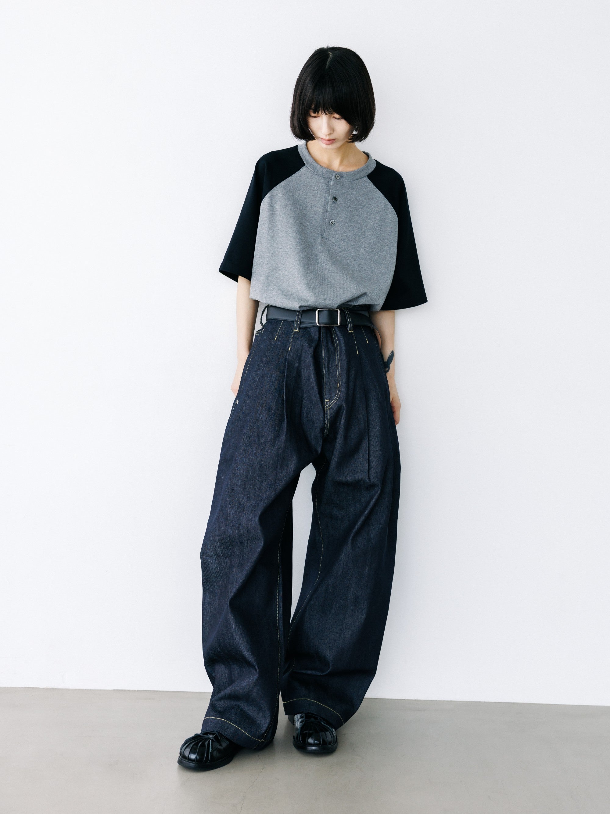 【8.19 WED 20:00- IN STOCK】RAGLAN HENLEY NECK S/S T-SHIRT WITH DRAWSTRINGS (GRAY×BLACK)