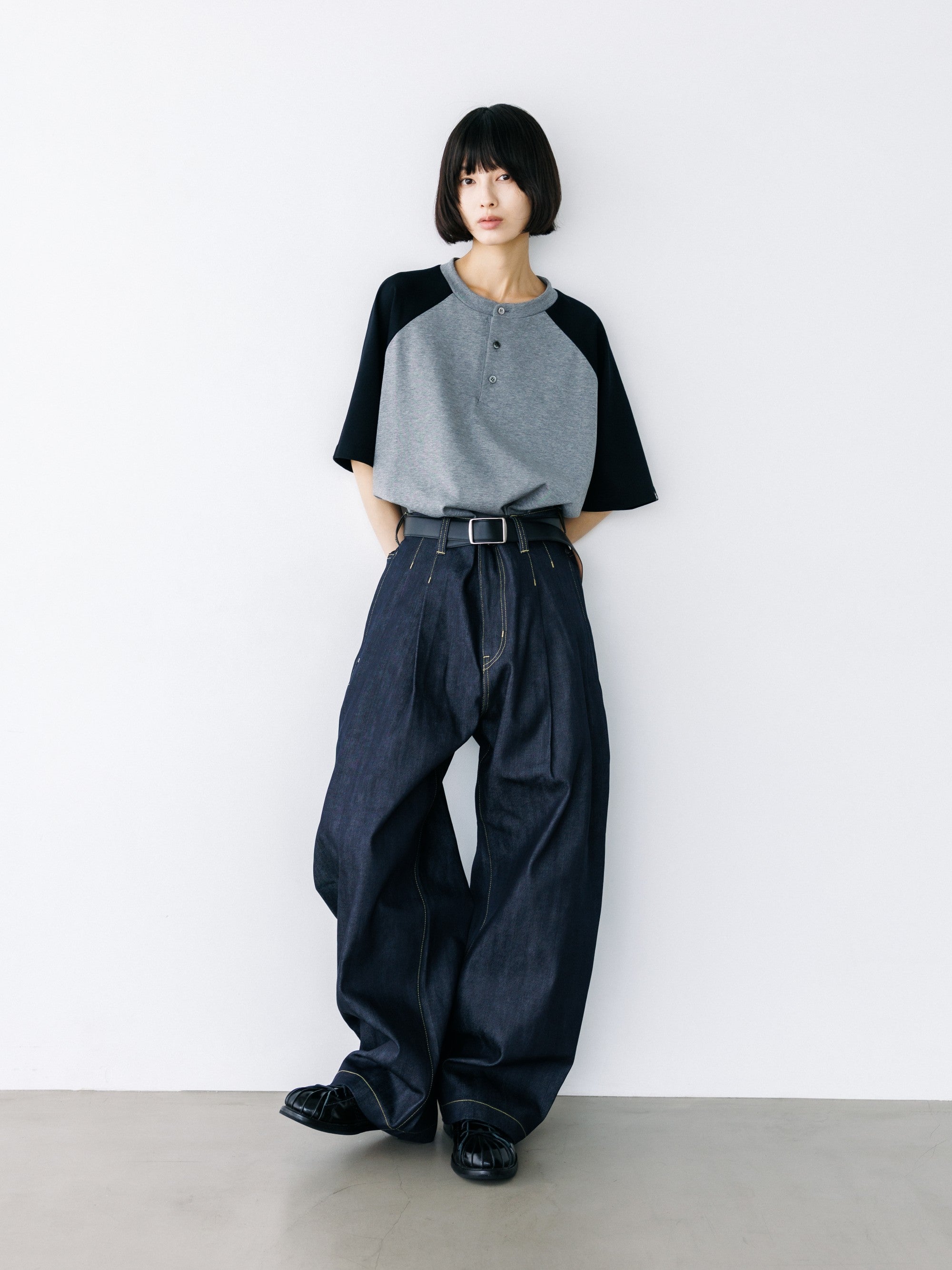 【8.19 WED 20:00- IN STOCK】RAGLAN HENLEY NECK S/S T-SHIRT WITH DRAWSTRINGS (GRAY×BLACK)