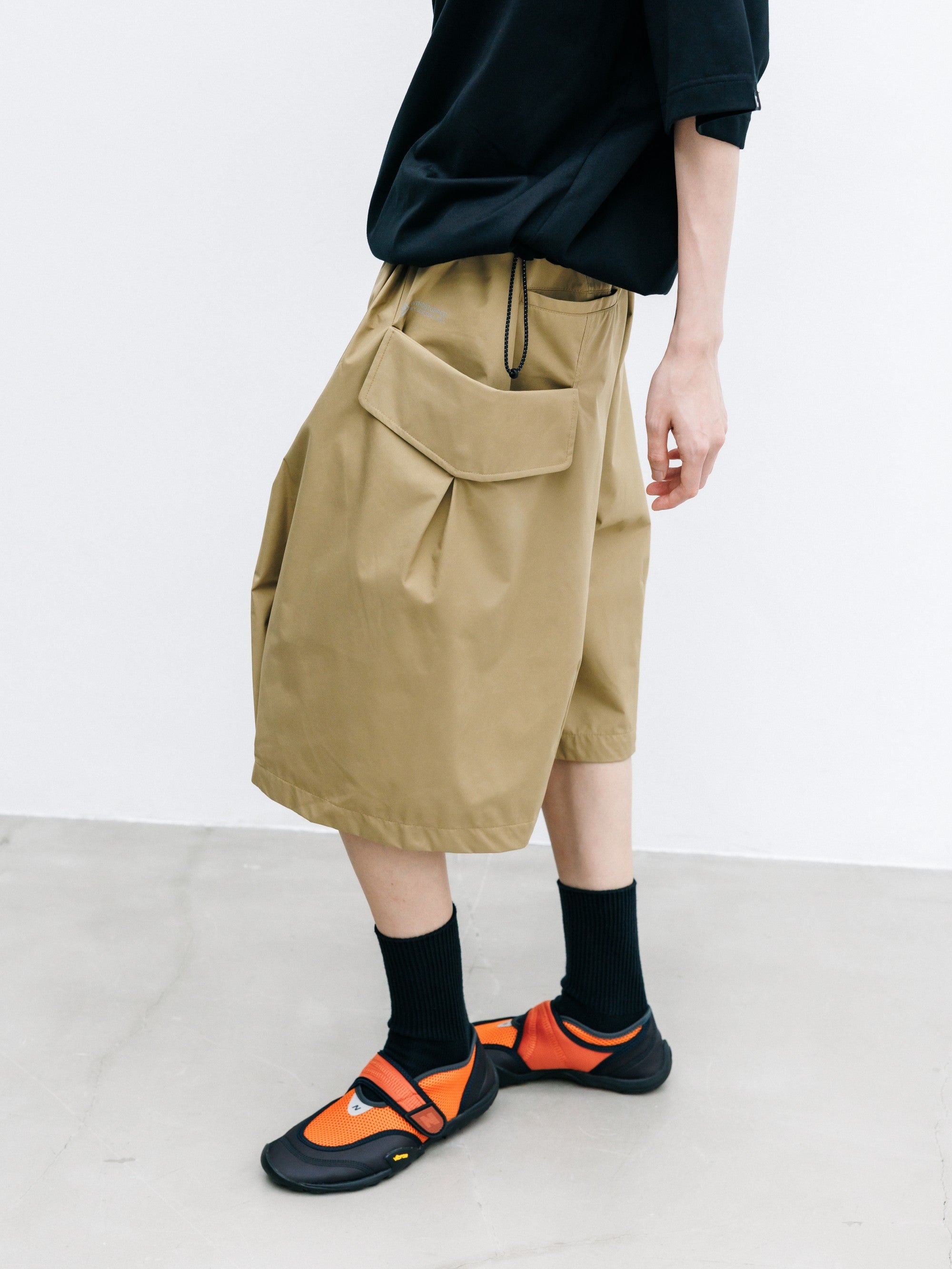 【8.12 WED 20:00- IN STOCK】+phenix WINDSTOPPER® by GORE-TEX LABS CITY FLAP WIDE BALLOON HALF PANTS (CAMEL BEIGE)