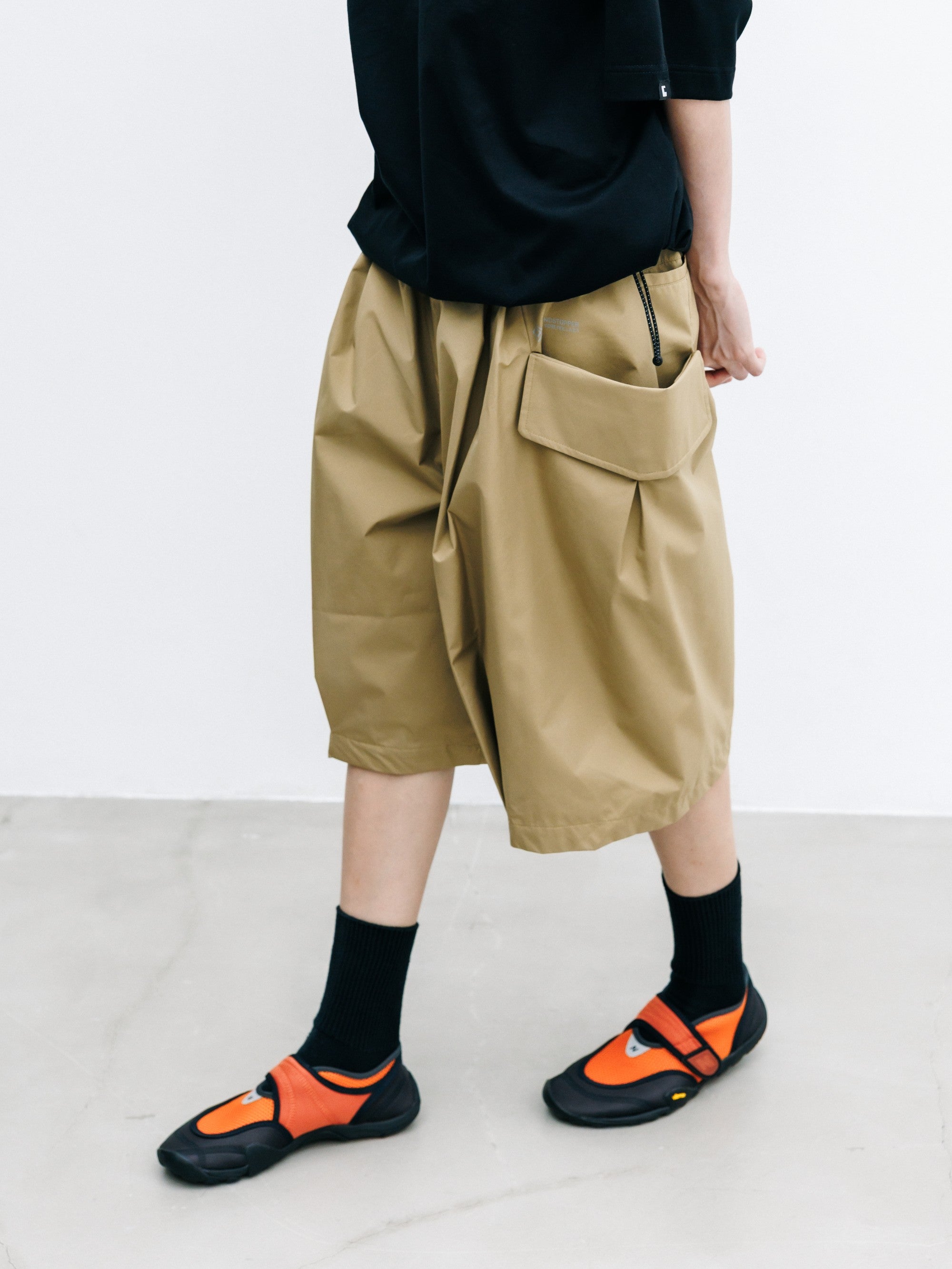 【8.12 WED 20:00- IN STOCK】+phenix WINDSTOPPER® by GORE-TEX LABS CITY FLAP WIDE BALLOON HALF PANTS (CAMEL BEIGE)