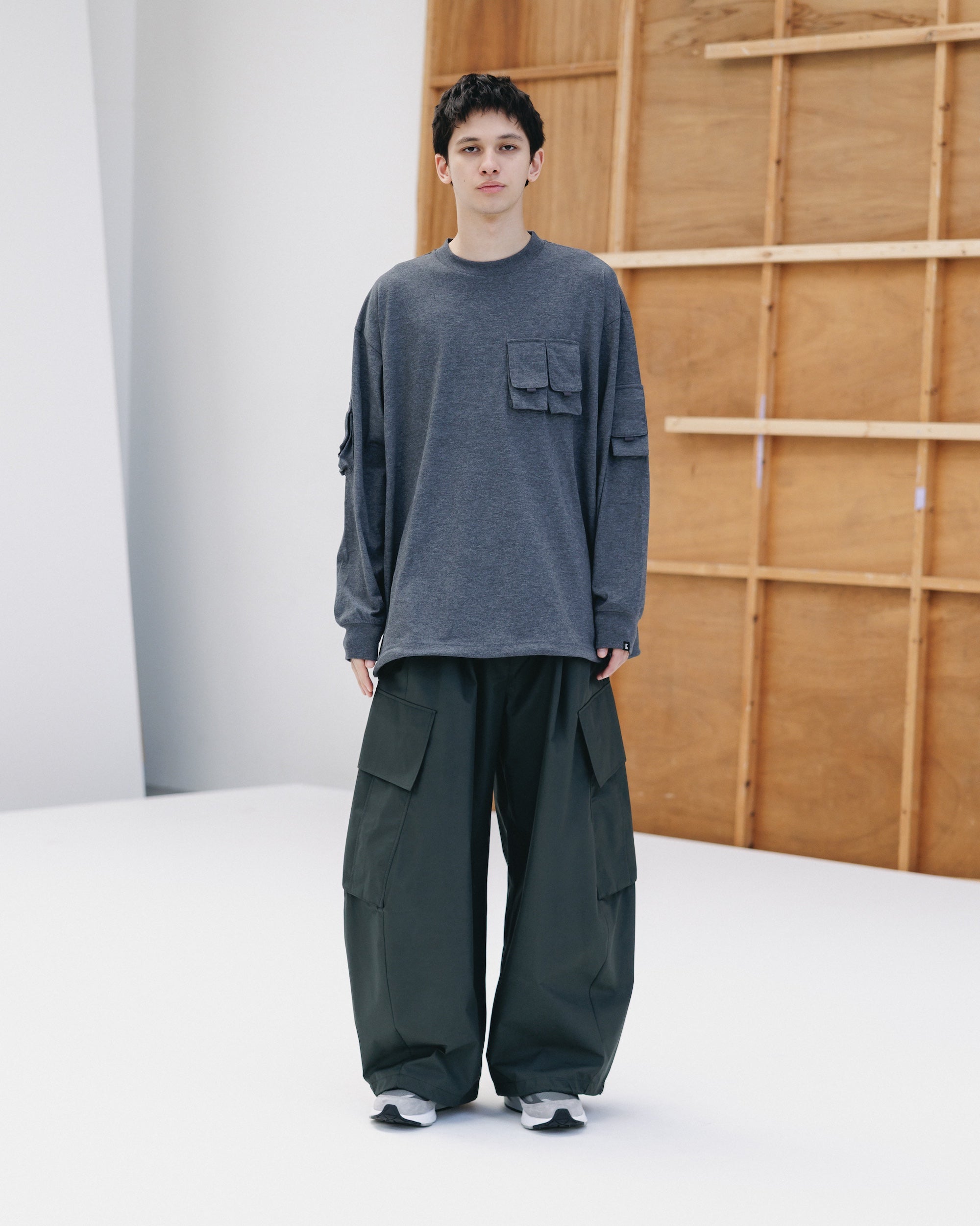 MULTI POCKET L/S T-SHIRT (CHARCOAL)