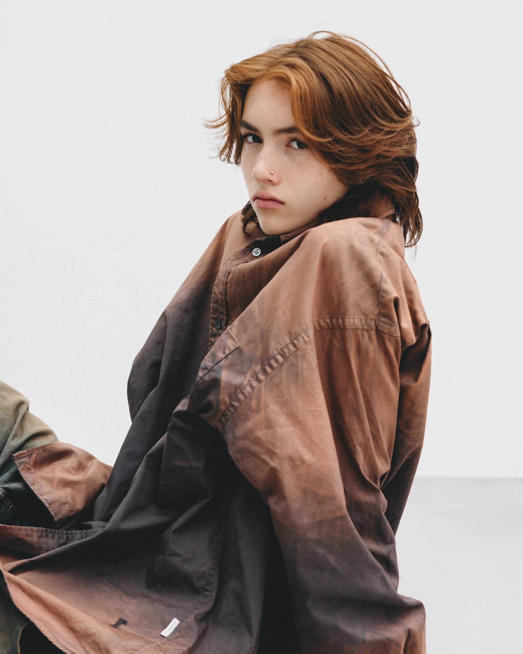 【10.1 WED 20:00- IN STOCK】GRADATION DYED CLASSIC CITY L/S SHIRT (BROWN)