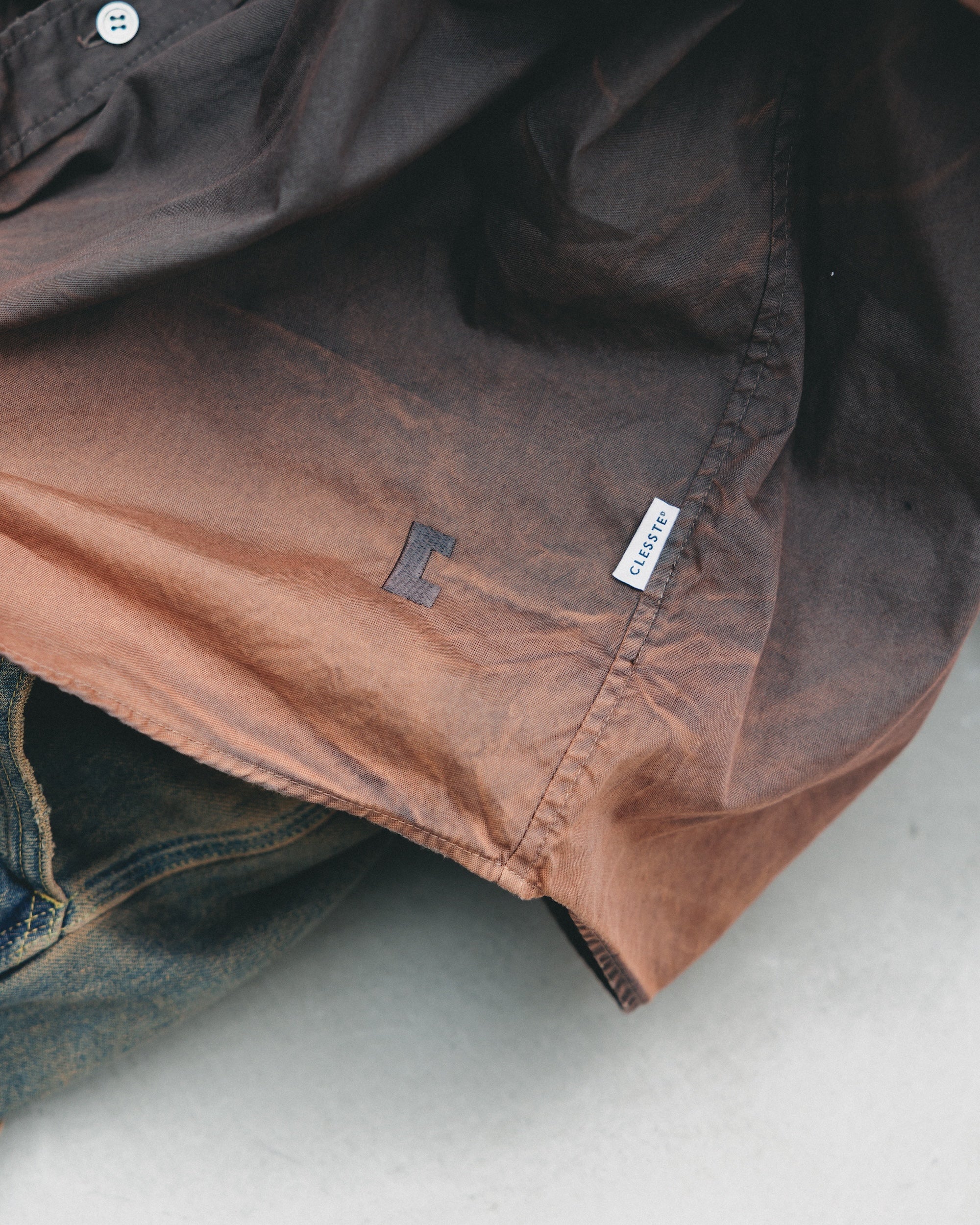 【10.1 WED 20:00- IN STOCK】GRADATION DYED CLASSIC CITY L/S SHIRT (BROWN)