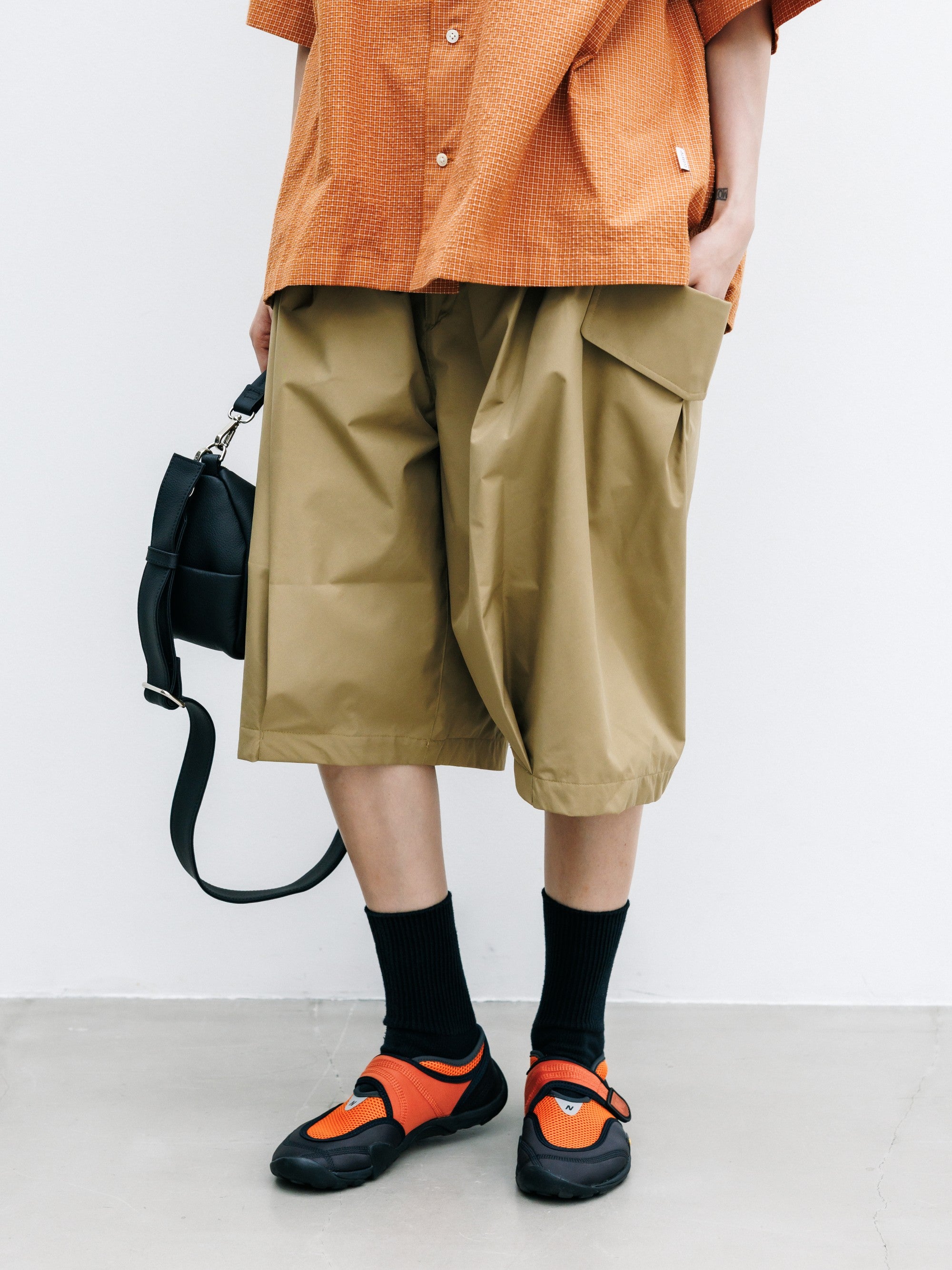 【8.12 WED 20:00- IN STOCK】+phenix WINDSTOPPER® by GORE-TEX LABS CITY FLAP WIDE BALLOON HALF PANTS (CAMEL BEIGE)