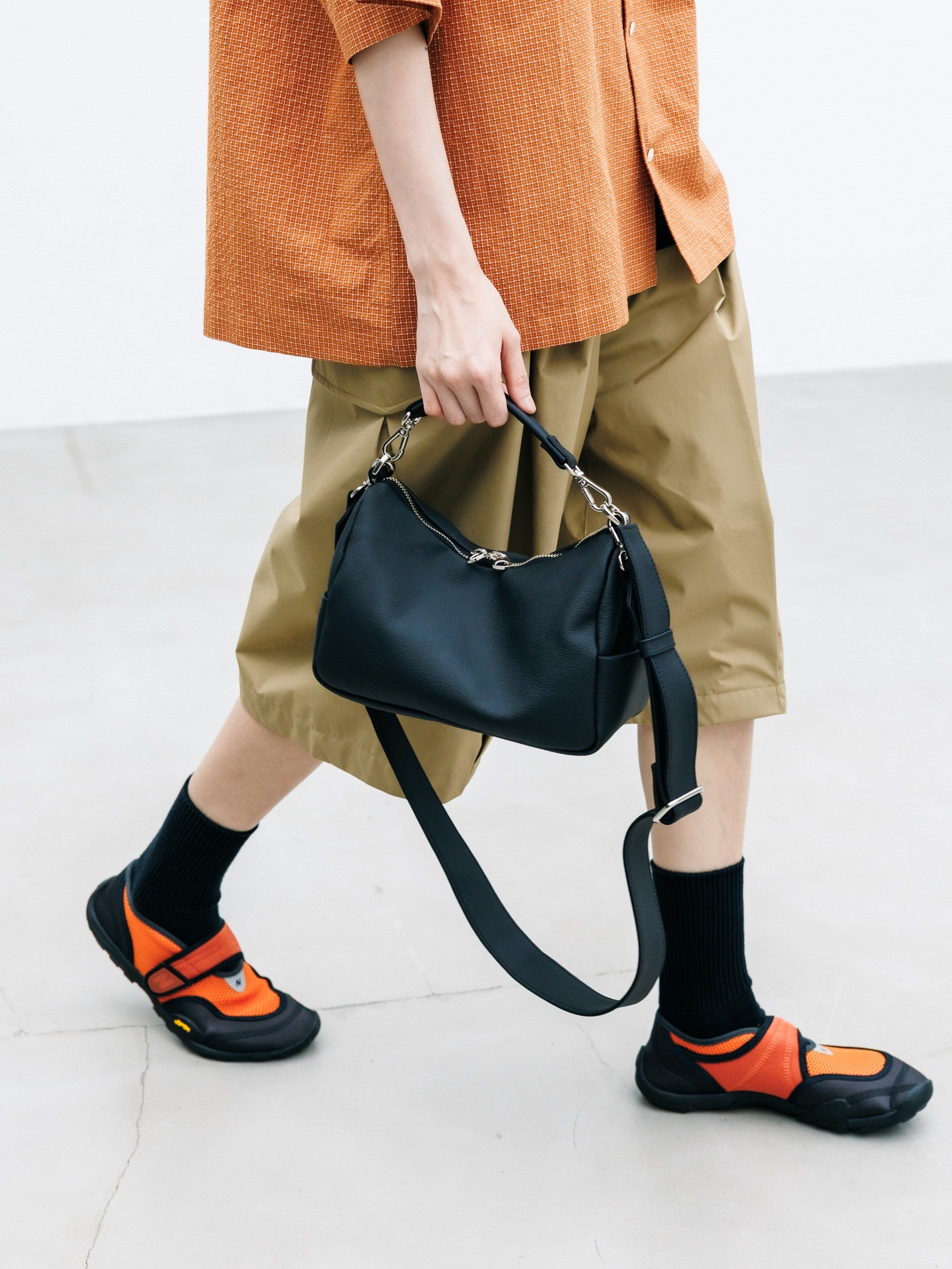 【8.15 SAT 20:00- IN STOCK】GRAIN LEATHER DAYOFF BAG MINI (BLACK)