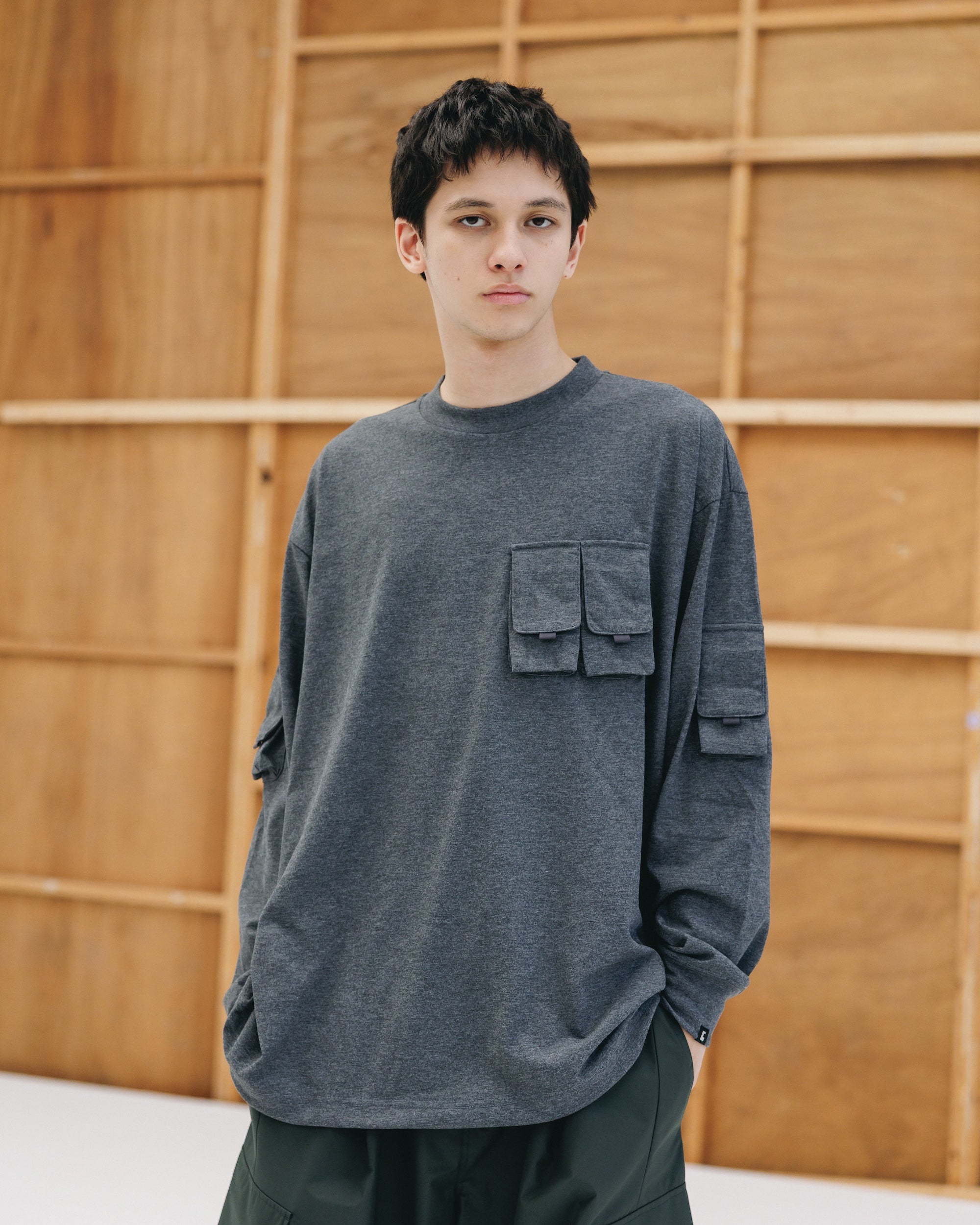 MULTI POCKET L/S T-SHIRT (CHARCOAL)