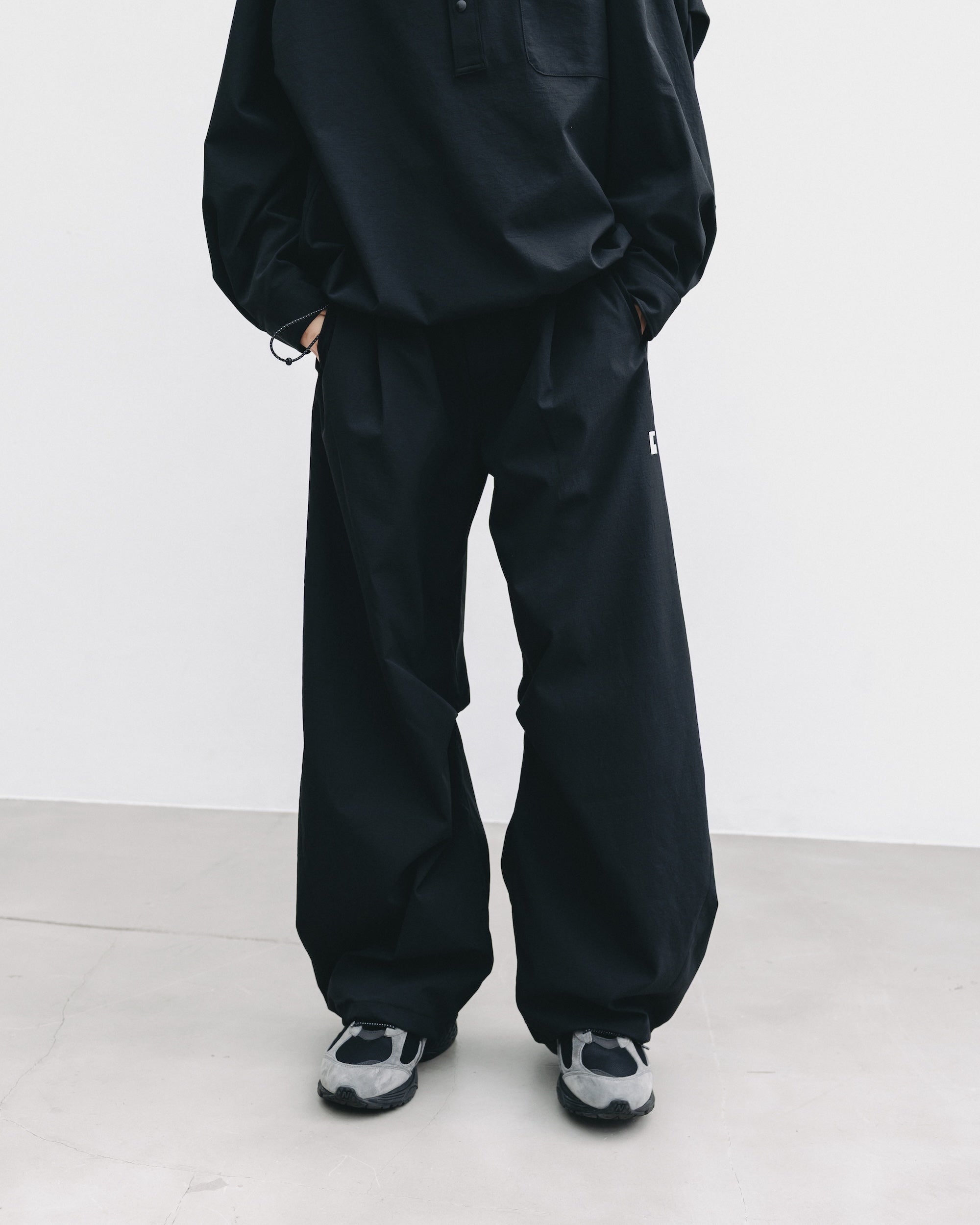 【9.20 SAT 20:00- IN STOCK】CITY UNIFORM BARREL LEG EASY PANTS (BLACK)