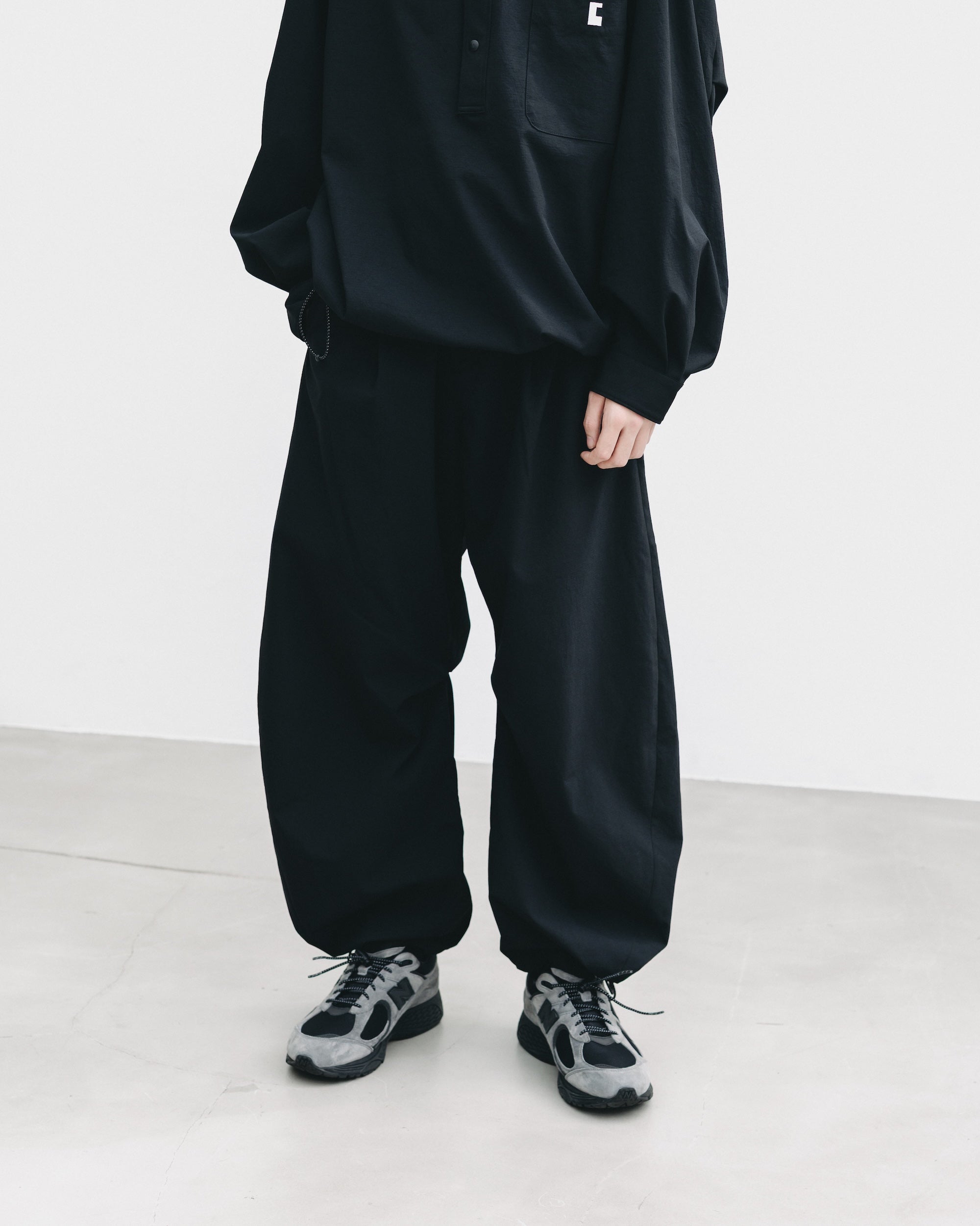 【9.20 SAT 20:00- IN STOCK】CITY UNIFORM BARREL LEG EASY PANTS (BLACK)