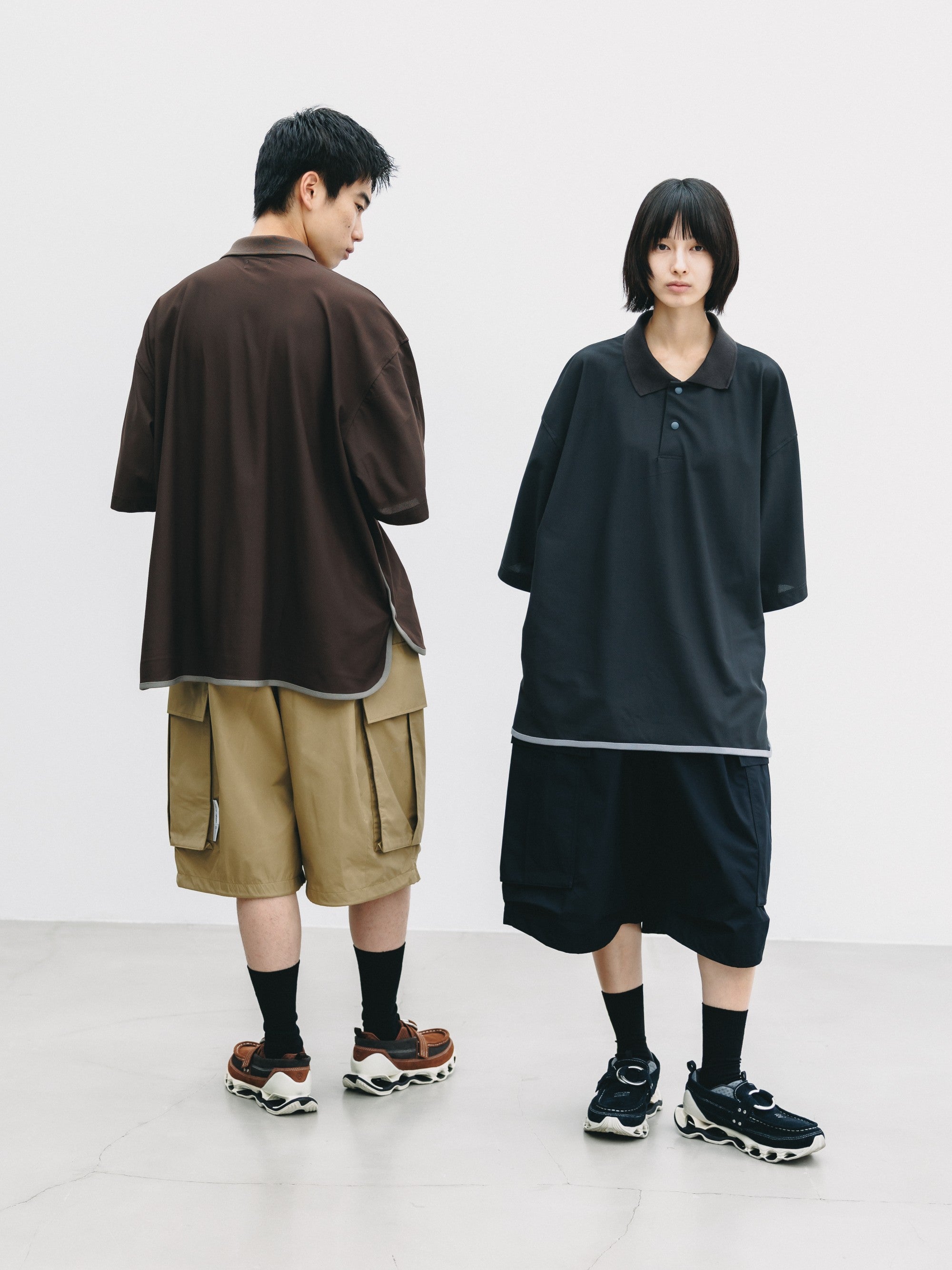 【6.24 WED 20:00- IN STOCK】TECH TEXTURED CITY S/S POLO (CHARCOAL GRAY)