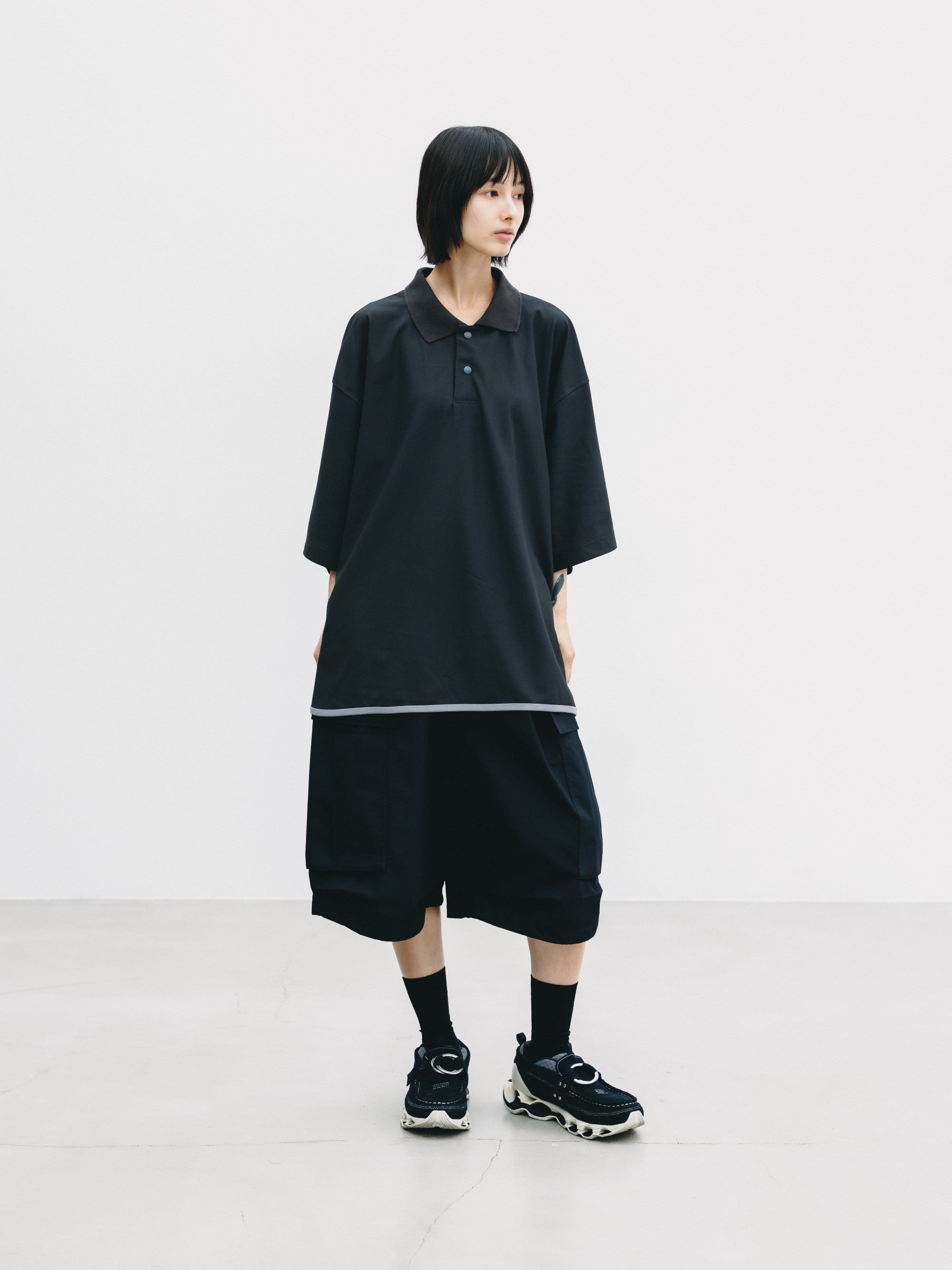 【6.24 WED 20:00- IN STOCK】TECH TEXTURED CITY S/S POLO (CHARCOAL GRAY)